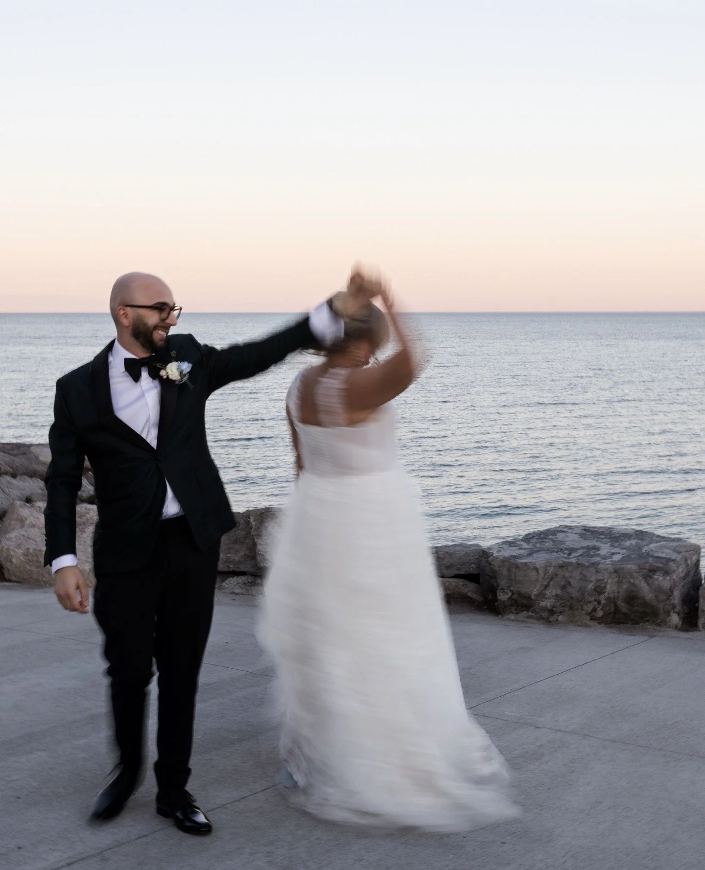 Stunning sunset session on the waterfront of Lake Ontario with M+S😙⁠
+ to note - this was April! You'd never know it's not summer!⁠
⁠
Here's the team :) ⁠
@bonsai.creative⁠
@thepearlehotel⁠
@lilibeeevents⁠
@davinciflowers⁠
@_vibrantbeauty_⁠
@perlui⁠