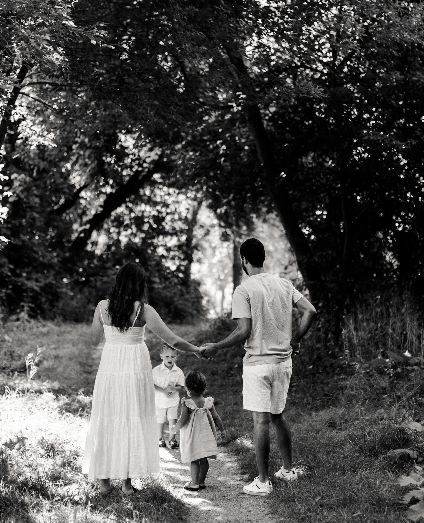 I love when family photo sessions genuinely come out natural. Authentic moments of mom + dad with their kiddos! ⁠
⁠
Here are some of the ways I do that!⁠
( + clients -> here is what you can expect)⁠
-Direct the parents more than kids, kids already