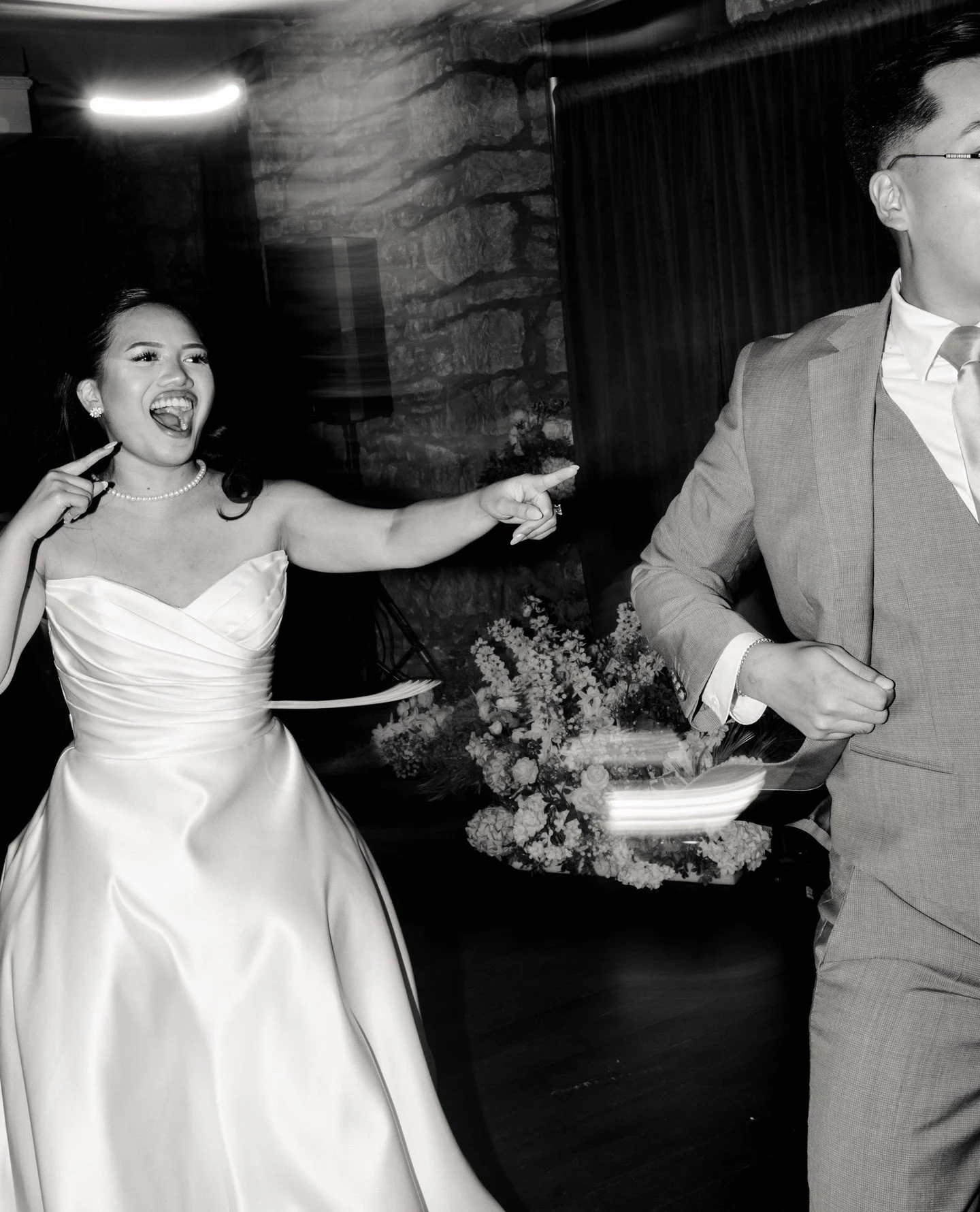 You should have fun on your wedding day. ⁠
⁠
N+T certainly did!🖤 Their @cambridge_mill wedding was full of laughs and smiles, as authentic as they get!⁠
⁠
Swipe to see➡️⁠
⁠
#DocumentaryPhotography⁠
#LifestylePhotographer⁠
#StorytellingPhotographer⁠
