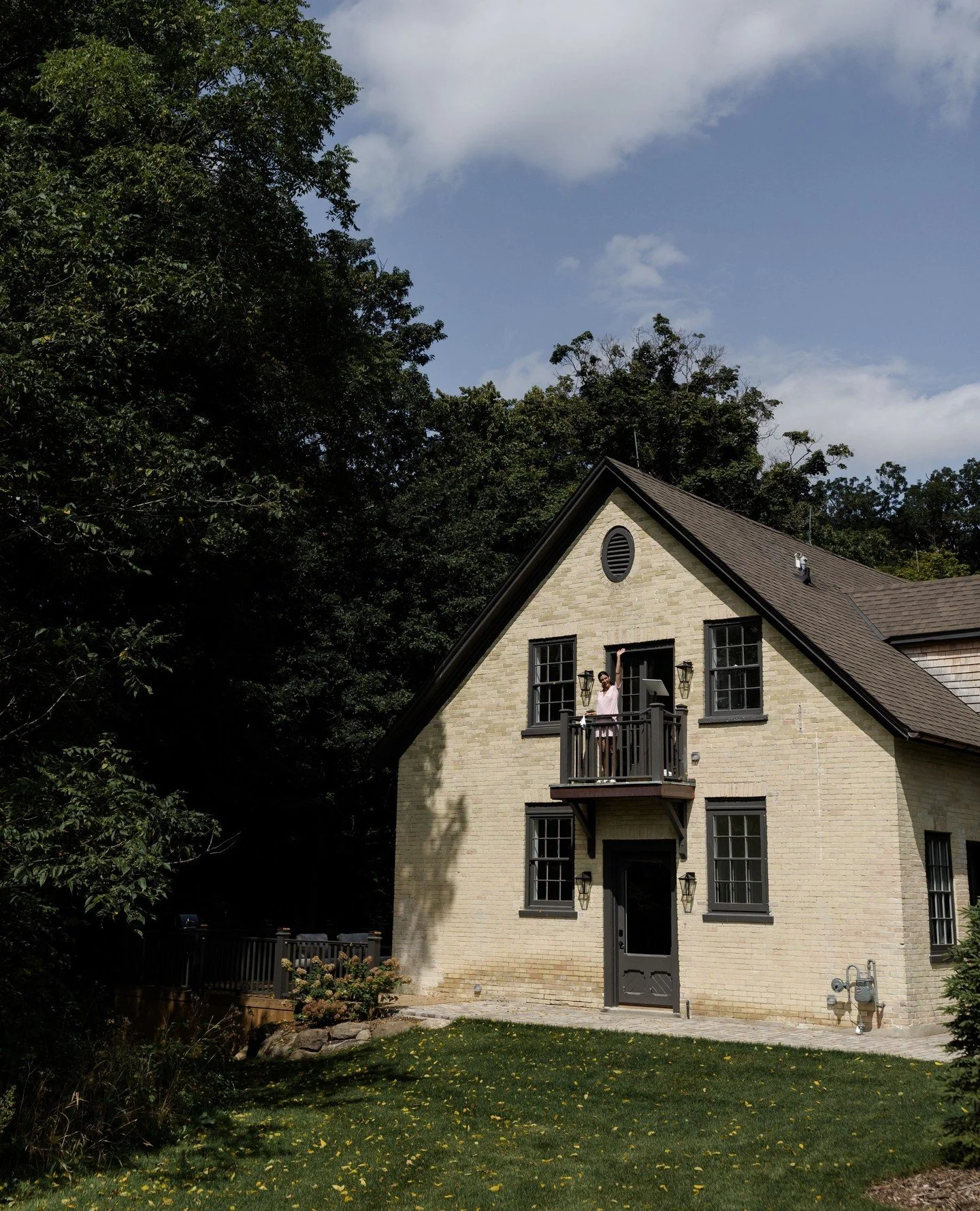 &ldquo;Whimsy&rdquo; is the vibe for these getting ready moments✨⁠
⁠
Ellen chose the beautiful Cruickston Park in Ayr, Ontario for the morning of, and it was perfect! They rented out the entire property, and with family flying in from all over the wo