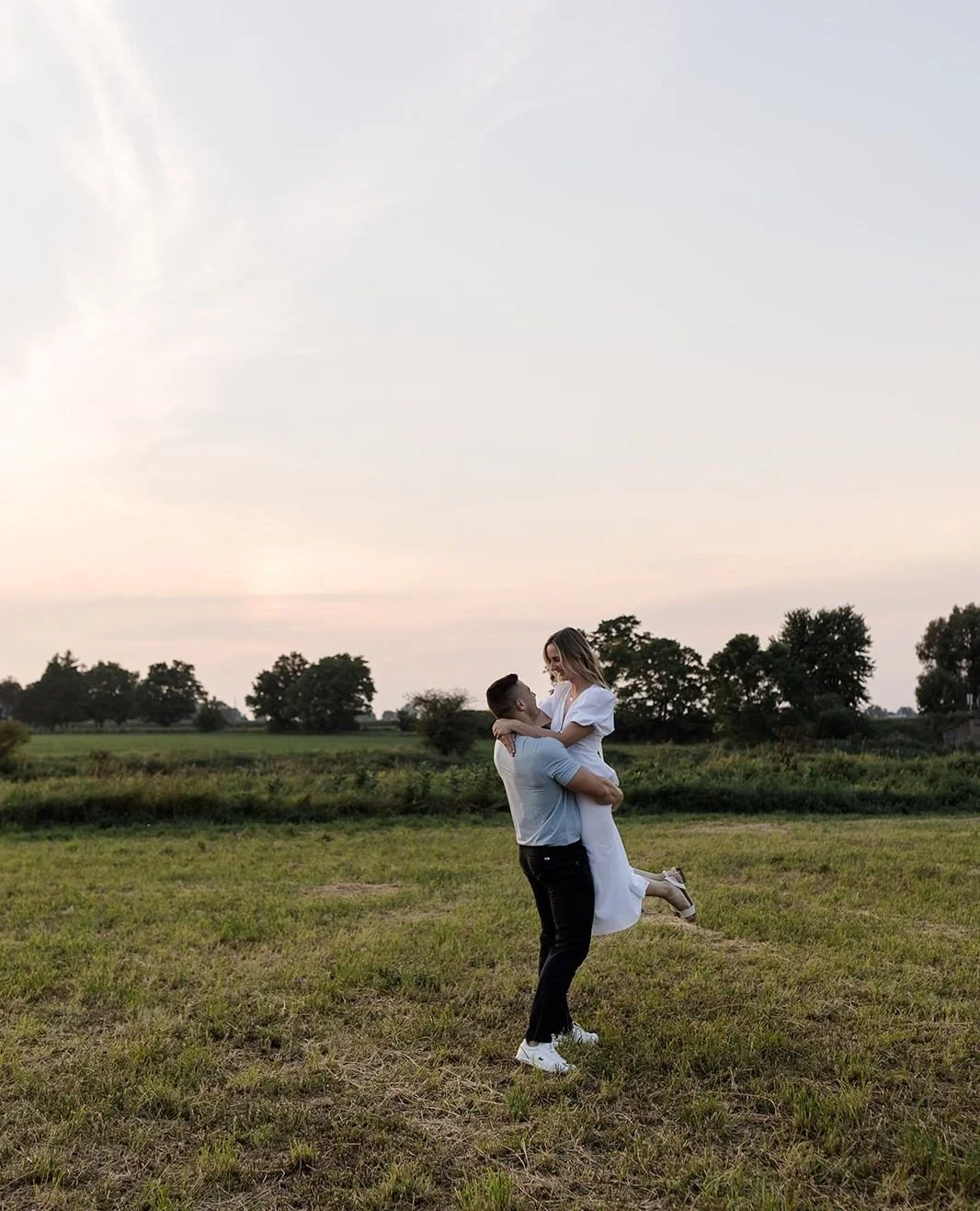 A bit of love for a magical golden hour engagement session⁠.⁠
⁠
💛💛💛⁠
⁠
This one has both dreamy fields AND city vibes!! ⁠
⁠
#DocumentaryPhotography⁠
#LifestylePhotographer⁠
#StorytellingPhotographer⁠
#OntarioPhotographer