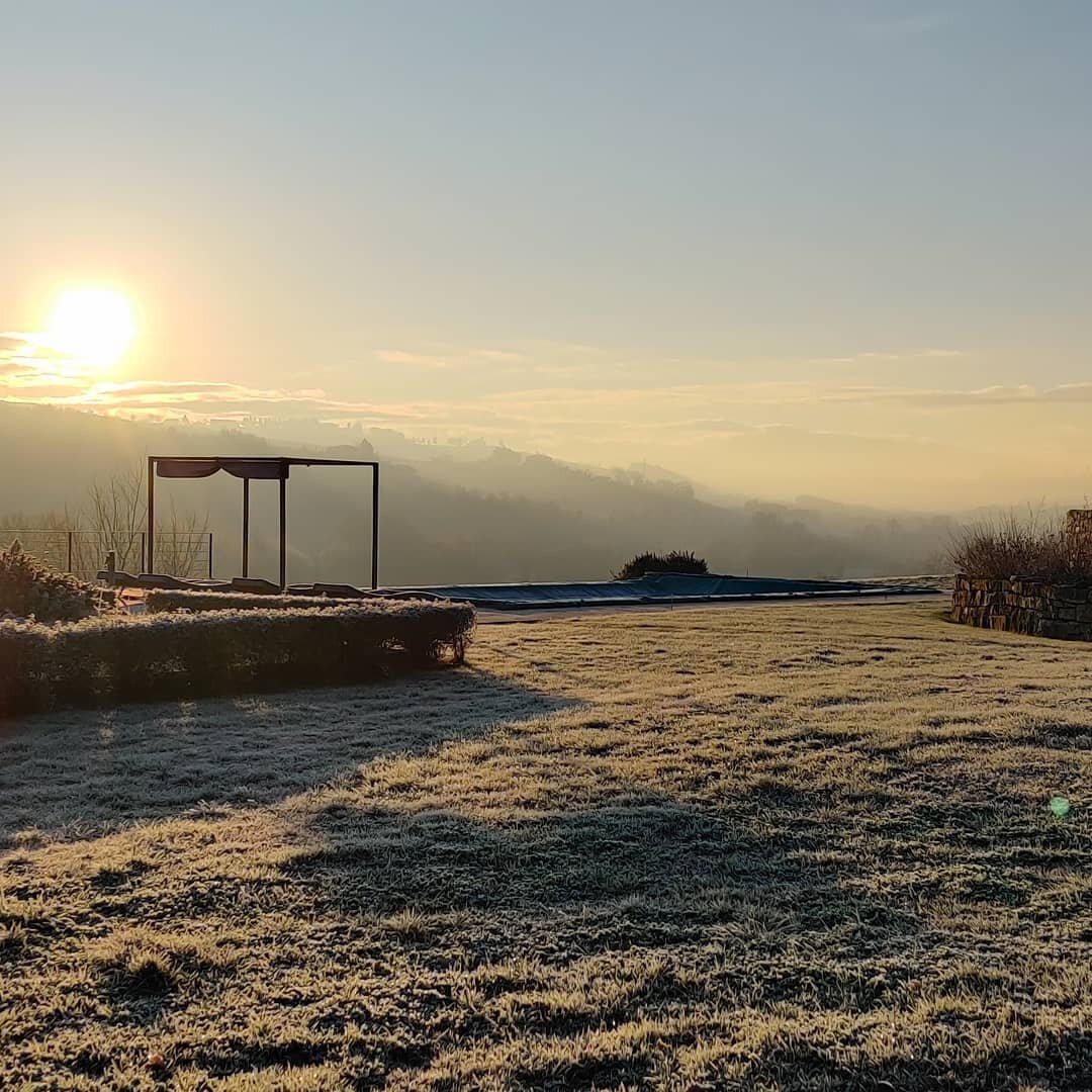 🇬🇧 Frosty morning (-4C) on site today. We're installing a wild animal fence to protect our client's garden from unwanted wild boars which can seriously damage your gardens. Some details of the installation corner posts and gate hooks. AAnd breakfas