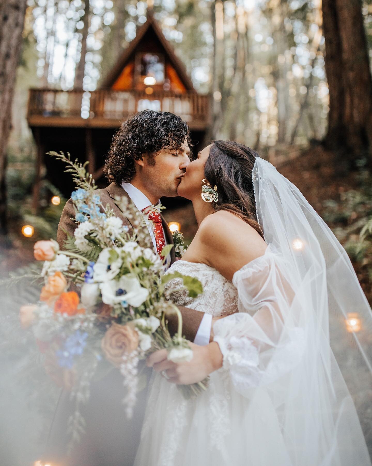 To be free and in love in the middle of the redwoods is what these two did. You could feel their love for one another, nature and their family all through the redwoods of @waterfallsantacruz. Kayla and Lane are the embodiment of choosing everything t