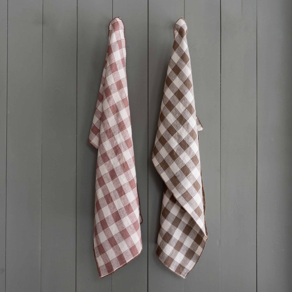 https://images.squarespace-cdn.com/content/v1/5ff5ad8960aa3e486998f529/1644896203747-D8FCQ5W73INGBY9F0176/gingham-french-linen-towel-group-1.jpg?format=1000w