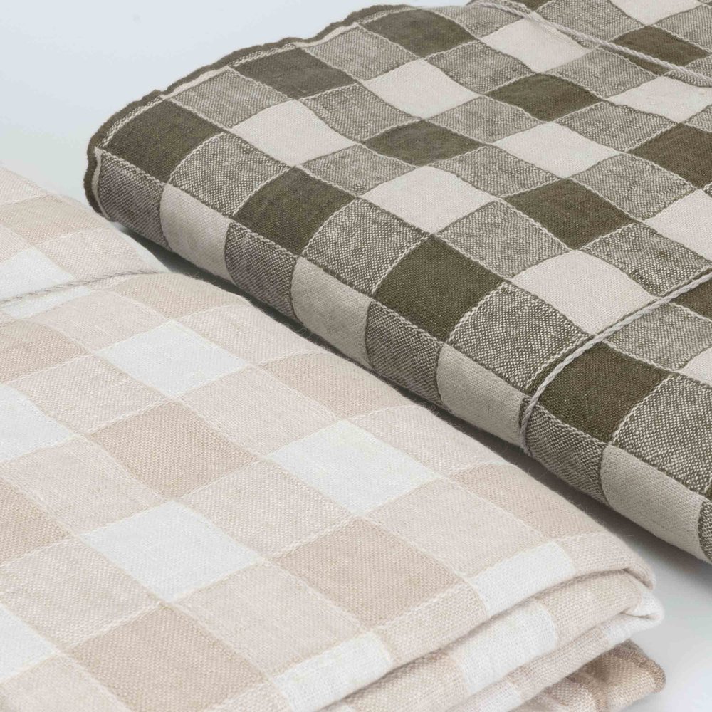 https://images.squarespace-cdn.com/content/v1/5ff5ad8960aa3e486998f529/1644939670002-82ZYFXSBYCS1GX0W340K/gingham-french-linen-tablecloth-all.jpg?format=1000w