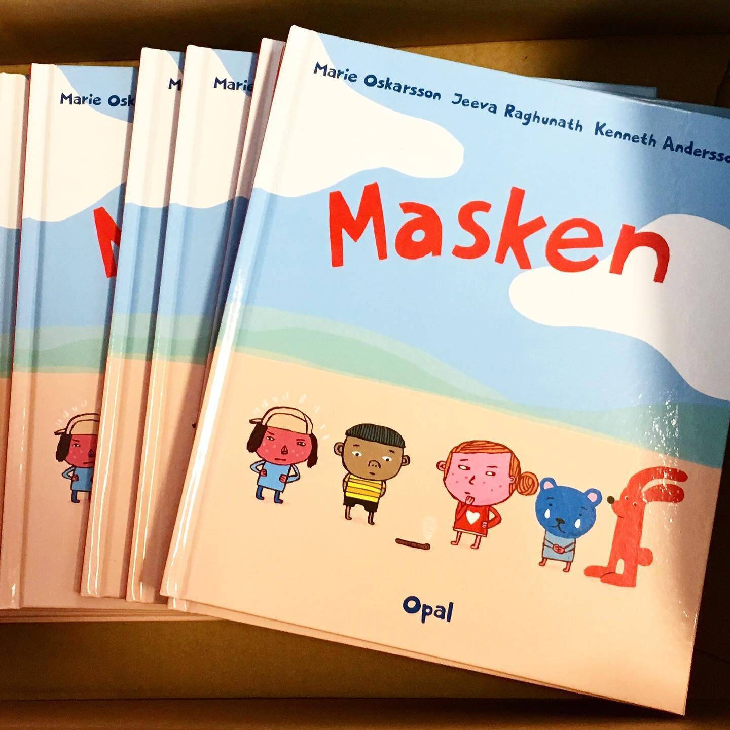 Idag l&auml;ser jag denna lilla favorit som kollegan och illustrat&ouml;ren Kenneth Andersson kallar &rdquo;en feelgoodbok om d&ouml;den&rdquo;. Ordknapp och avskalad men full av alla de k&auml;nslor som den j&auml;tted&ouml;da masken v&auml;cker.