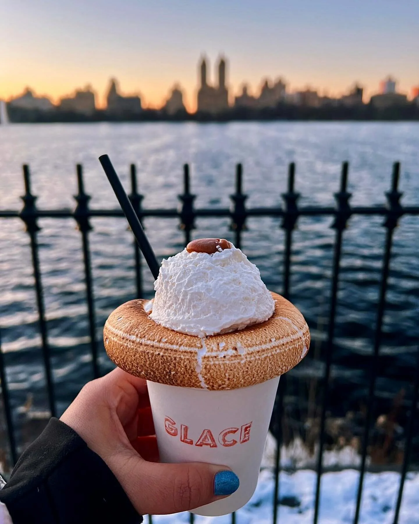POV: You&rsquo;re @glacenoglu&rsquo;s salted caramel hot chocolate enjoying the sunset at the Jacqueline Kennedy reservoir

📸: @jennltorre 

&mdash;&mdash;&mdash;
#uppereastside #ues #ueseats #uesrestaurants #nyc #nyceats #nycrestaurants #yorkville 