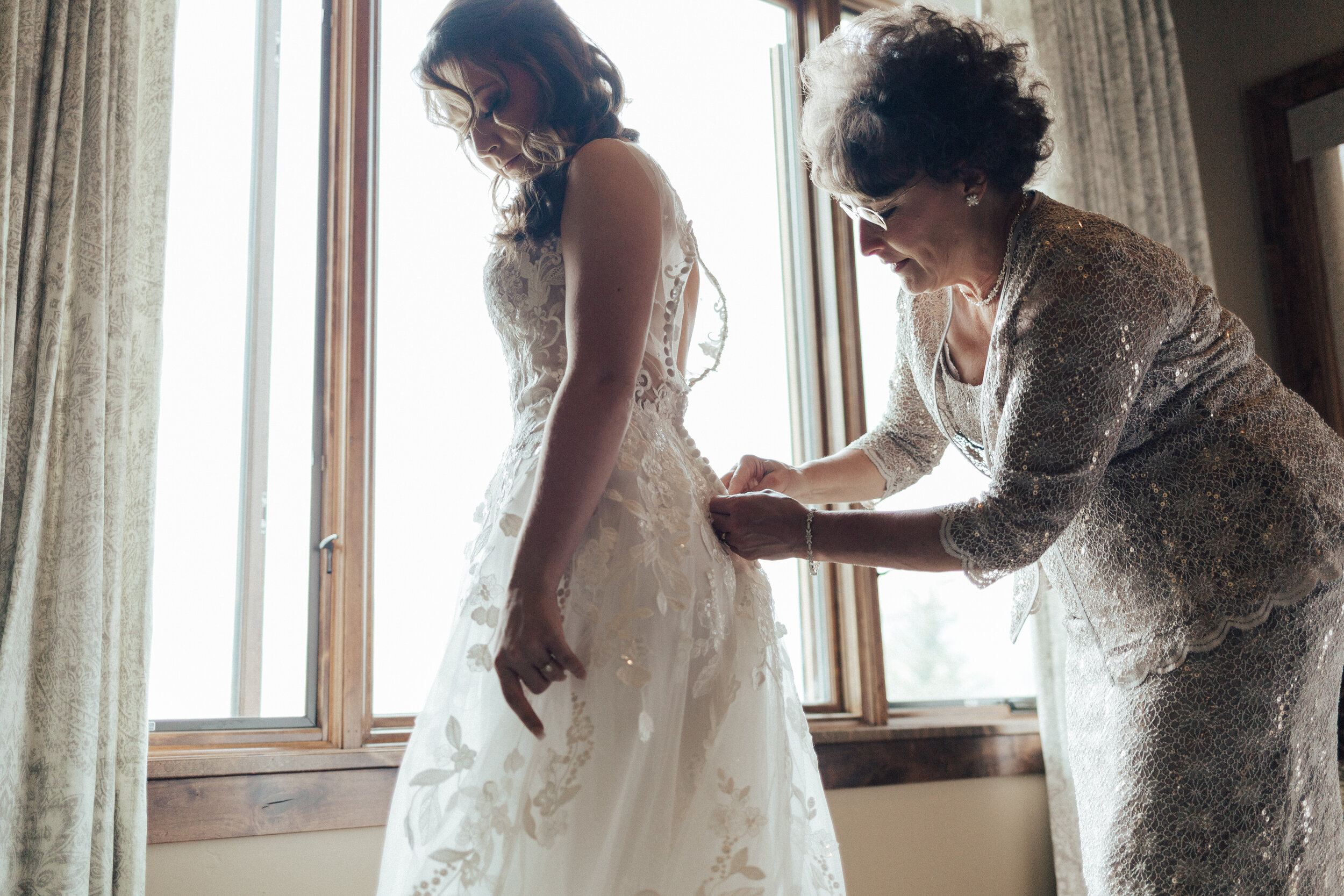 Bride_Getting_Ready_Estes_Park_Wedding_Photographer_AnnieShannonCo (2).jpg