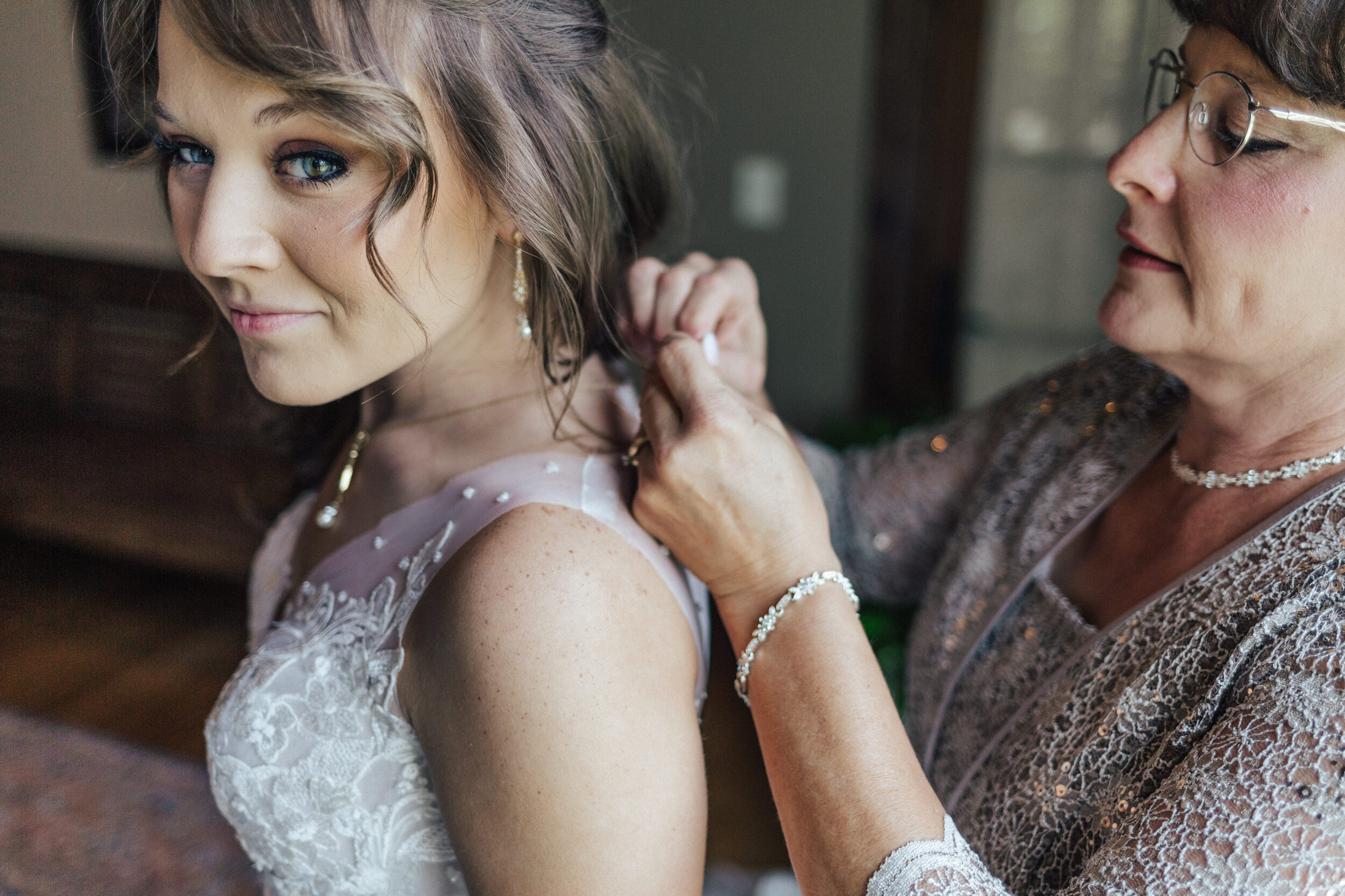 Bride_Getting_Ready_Estes_Park_Wedding_Photographer_AnnieShannonCo (7).jpg