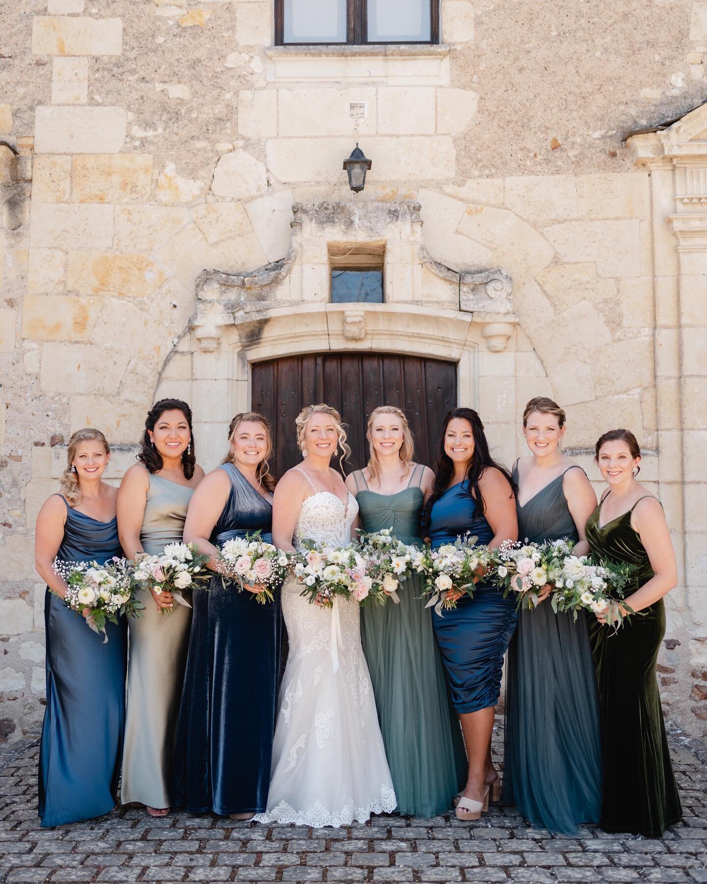 The Bridal party 
______________________

Planner : @ddayweddingplanner_nantes 
Floral design: @juliefloranantes 
Hair &amp; Make up : @marie_hair_styling_and_make_up 
Domaine: @leprieure_saintellier 

___

R&eacute;servations 2023-2024 :
www.corenti