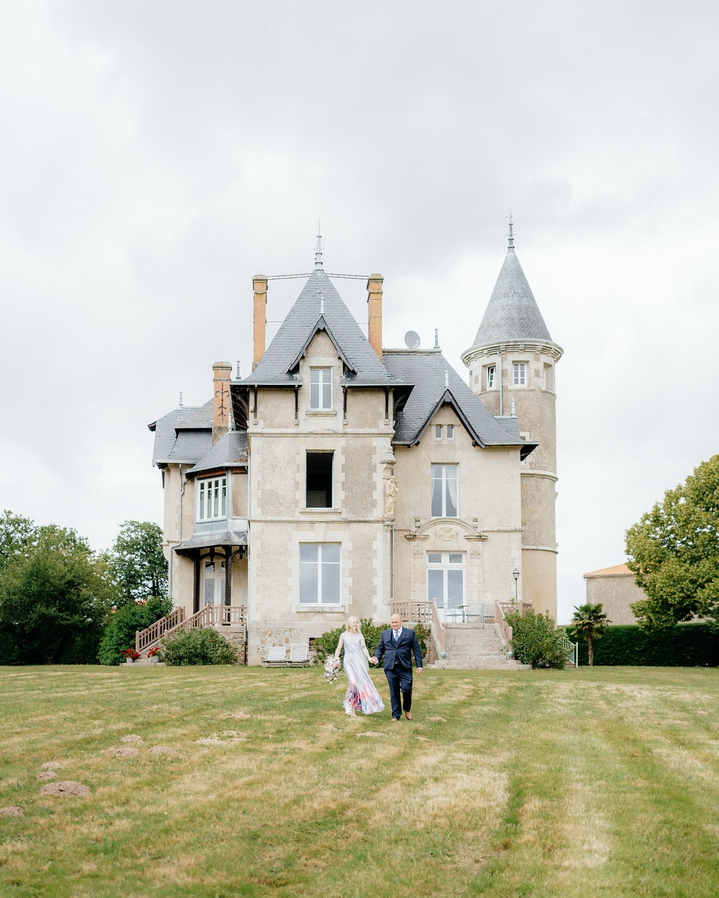 K&amp;J organised their wedding in two weeks and came from Indianapolis to get married in the beautiful countryside of Vend&eacute;e surrounded by their close family and friends. 

What a privilege to capture these beautiful once in a lifetime moment