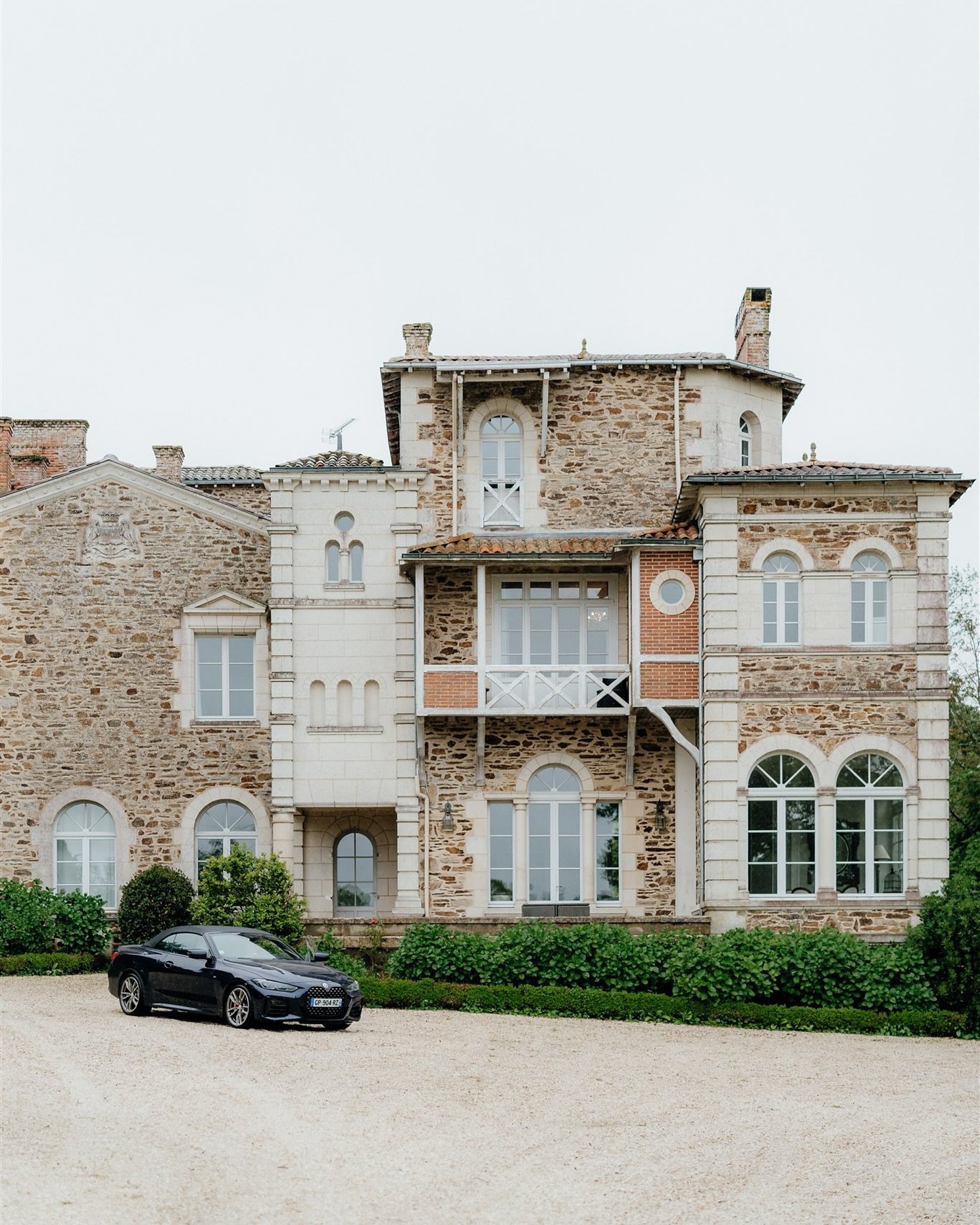 Vous cherchez l&rsquo;endroit parfait pour un mariage dans un domaine &eacute;l&eacute;gant de la c&ocirc;te Vend&eacute;enne ? Le @domainedeletabliere85 doit faire partie de votre liste !
.. 

Domaine : @domainedeletabliere85 
Coiffure et Makeup : @