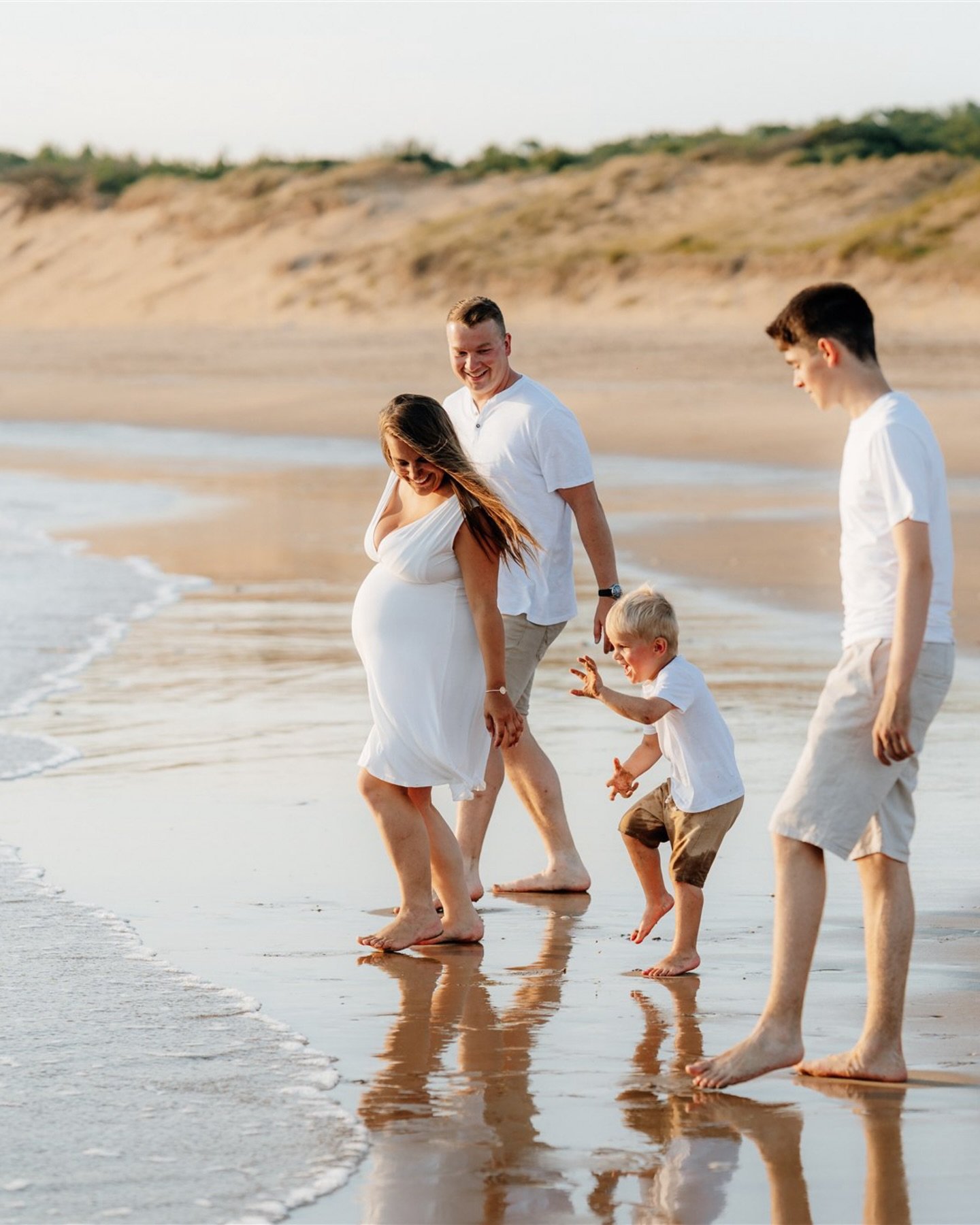 Une s&eacute;ance grossesse en famille &agrave; la plage &ccedil;a vous tente ? Toutes les s&eacute;ances photos sont disponibles en carte cadeaux pour offrir une petite capsule temporelle &agrave; votre famille ✨ 

..
Corentin Peratout photographe d