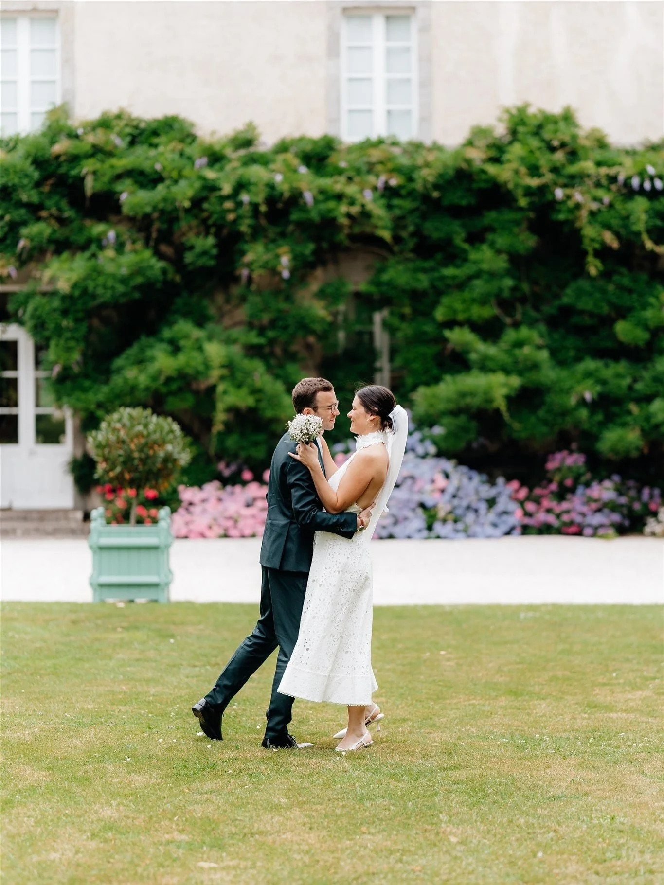 M&amp;B lors de leur mariage au @chateaudelamarronniere 

..
Les r&eacute;servations pour 2026 et 2027 sont ouvertes ✨
..

Corentin Peratout photographe vid&eacute;aste de mariage en Vend&eacute;e et dans toute la France. 

www.corentinperatout.com
h