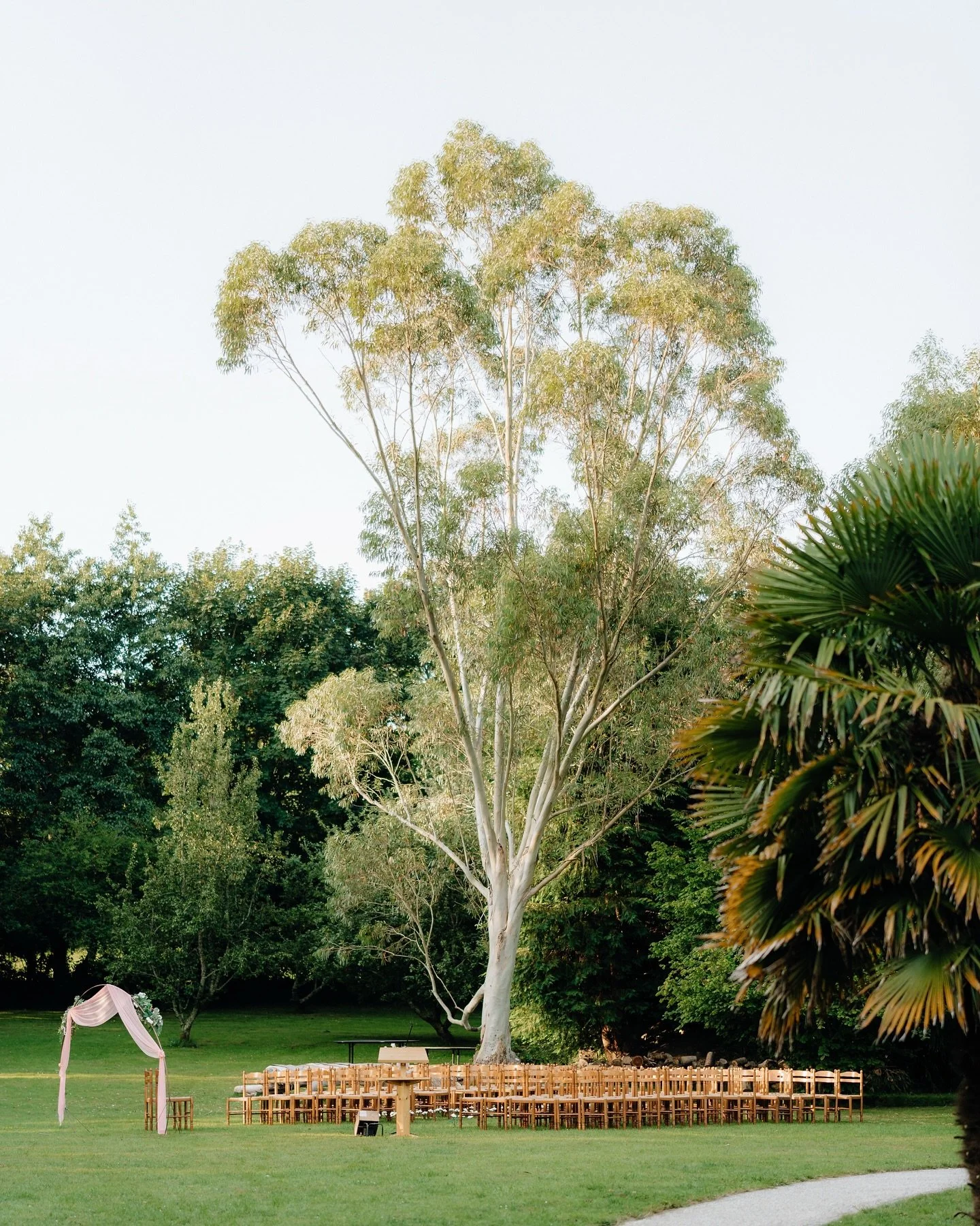 Retour sur la c&eacute;r&eacute;monie en ext&eacute;rieur de C&amp;A remplie d&rsquo;&eacute;motions dans le cadre magnifique de @lafermedetrezuliendz 🤍

..

Corentin Peratout photographe vid&eacute;aste de mariage en Vend&eacute;e et en Bretagne. 
