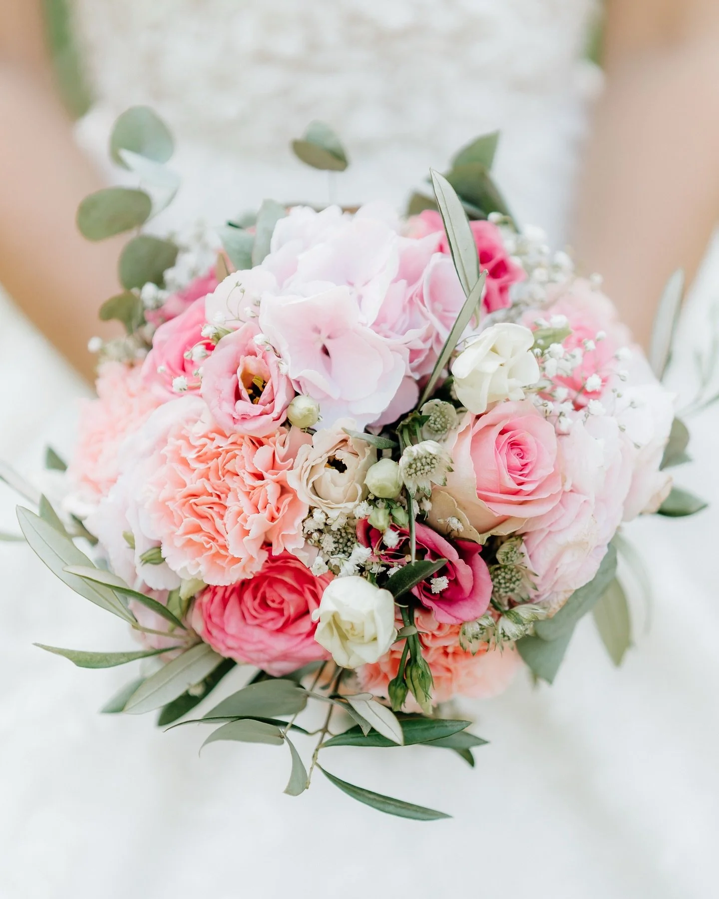 Petit poste d&rsquo;appr&eacute;ciation pour le sublime bouquet r&eacute;alis&eacute; par @l_atelier_au_naturel 

..
Les r&eacute;servations pour 2026 et 2027 sont ouvertes ✨
..

Corentin Peratout photographe vid&eacute;aste de mariage en Vend&eacute
