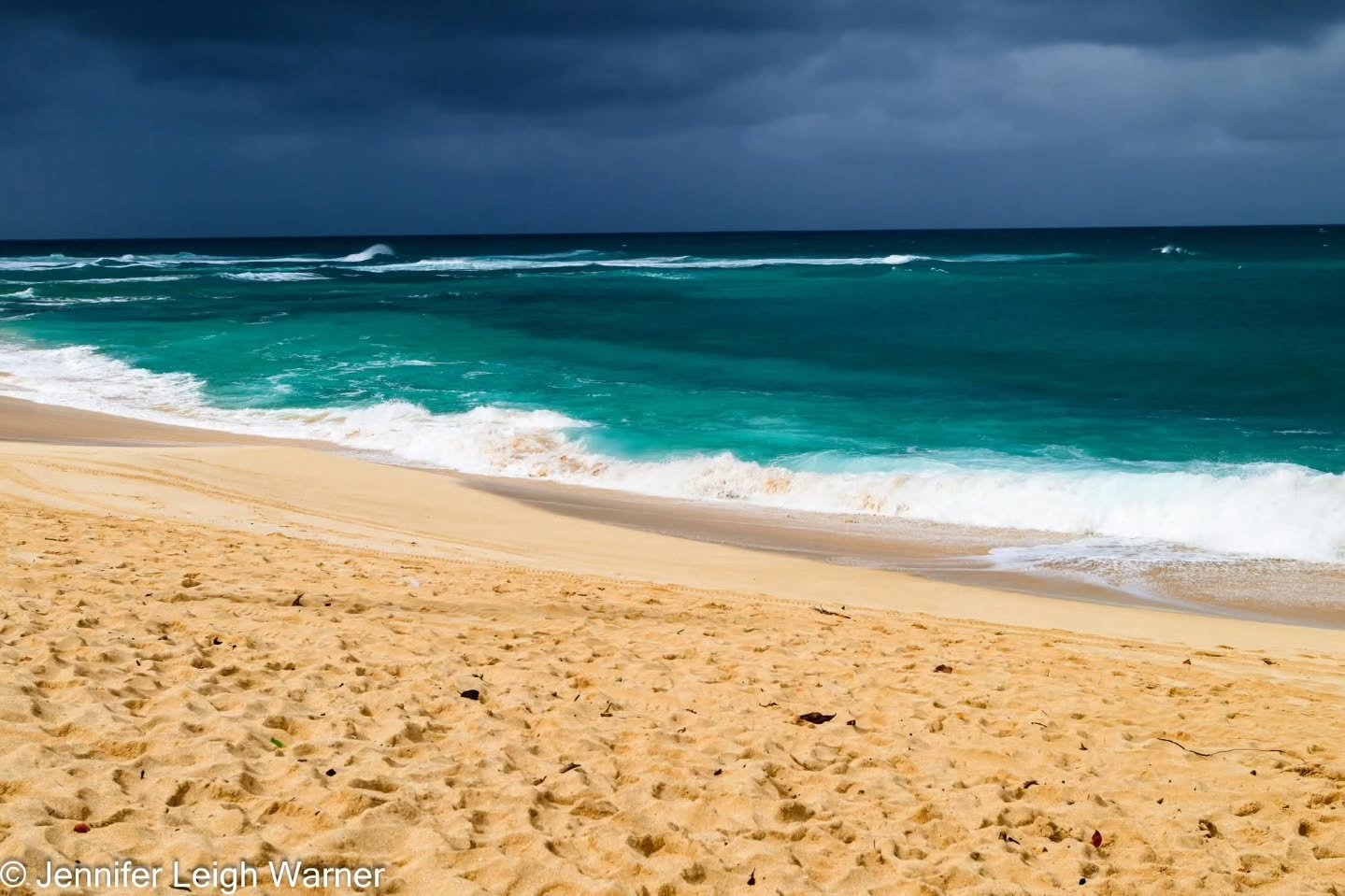 Have you ever noticed that the ocean in Hawaii is extra blue?

Here is why... Hawaii's water is exceptionally blue due to low nutrient levels, which minimize algae and plankton growth, resulting in high water clarity. Sunlight penetrates deep into th