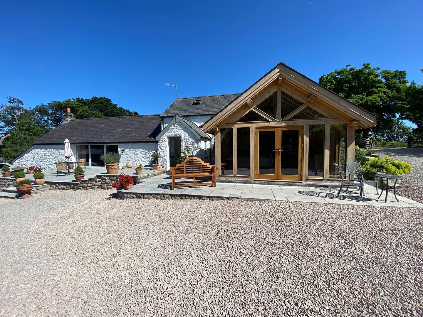 Our Oak extension project in the Conwy valley is finished! What do you all think!? ⠀
⠀
The work carried out 👇⠀
🔵 Groundwork &amp; foundations⠀
🔵 New external build⠀
🔵 Temporary structural support installation⠀
🔵 Multiple external &amp; internal 