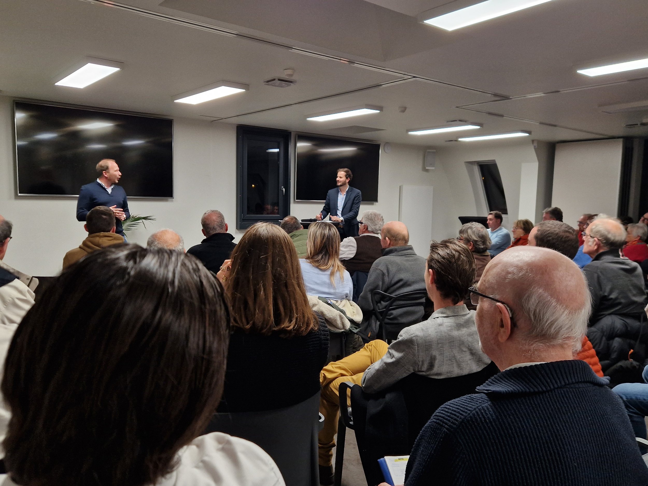 Réunion autour de Guillaume Perrodin