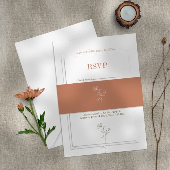 BELLY BAND⁠
⁠
As you can probably see from my design, I love a good belly band! I tend to use these rather than ribbon most of the time...let me tell you why...⁠
⁠
Don't get me wrong, silk ribbons look AMAZING on invites, however a bow on the front o