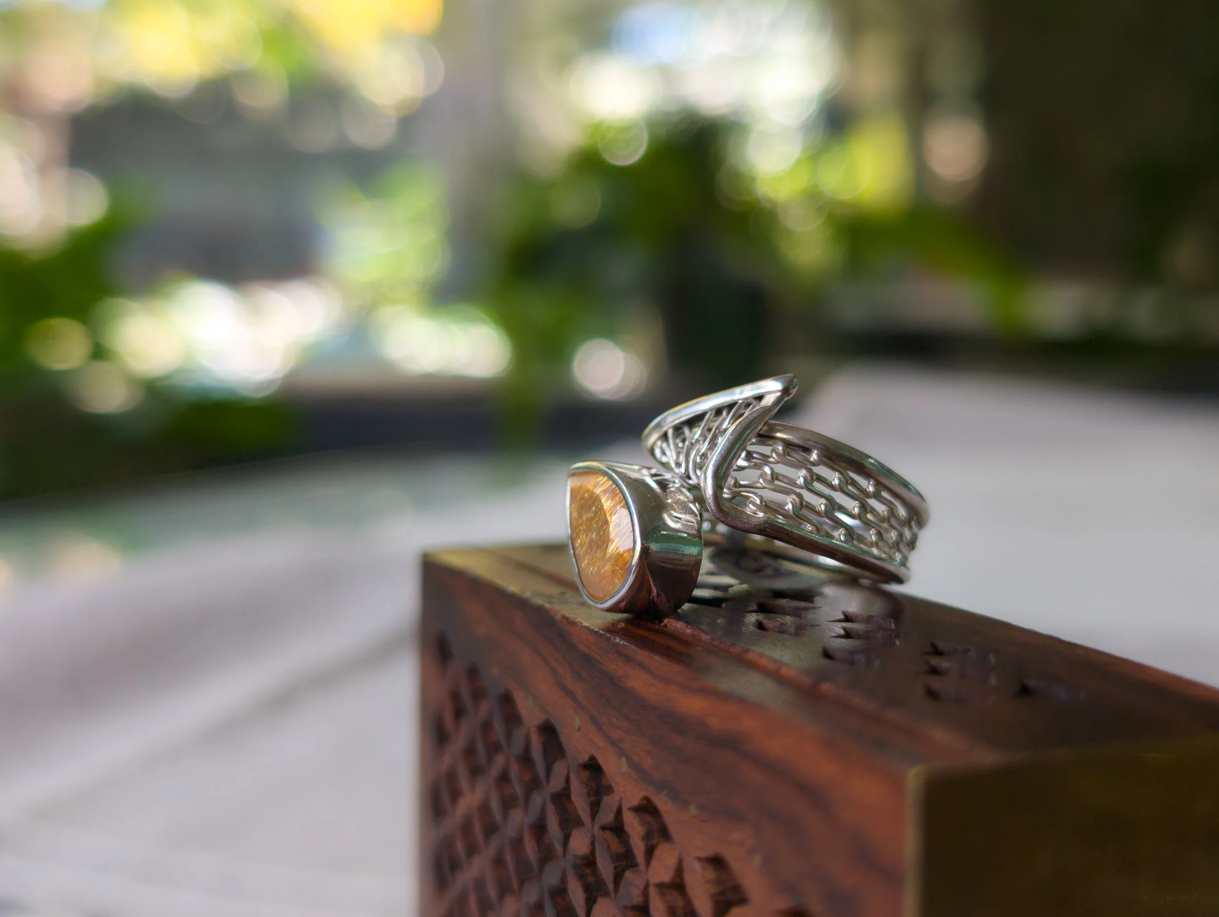 Anillo de red con Piedra sol