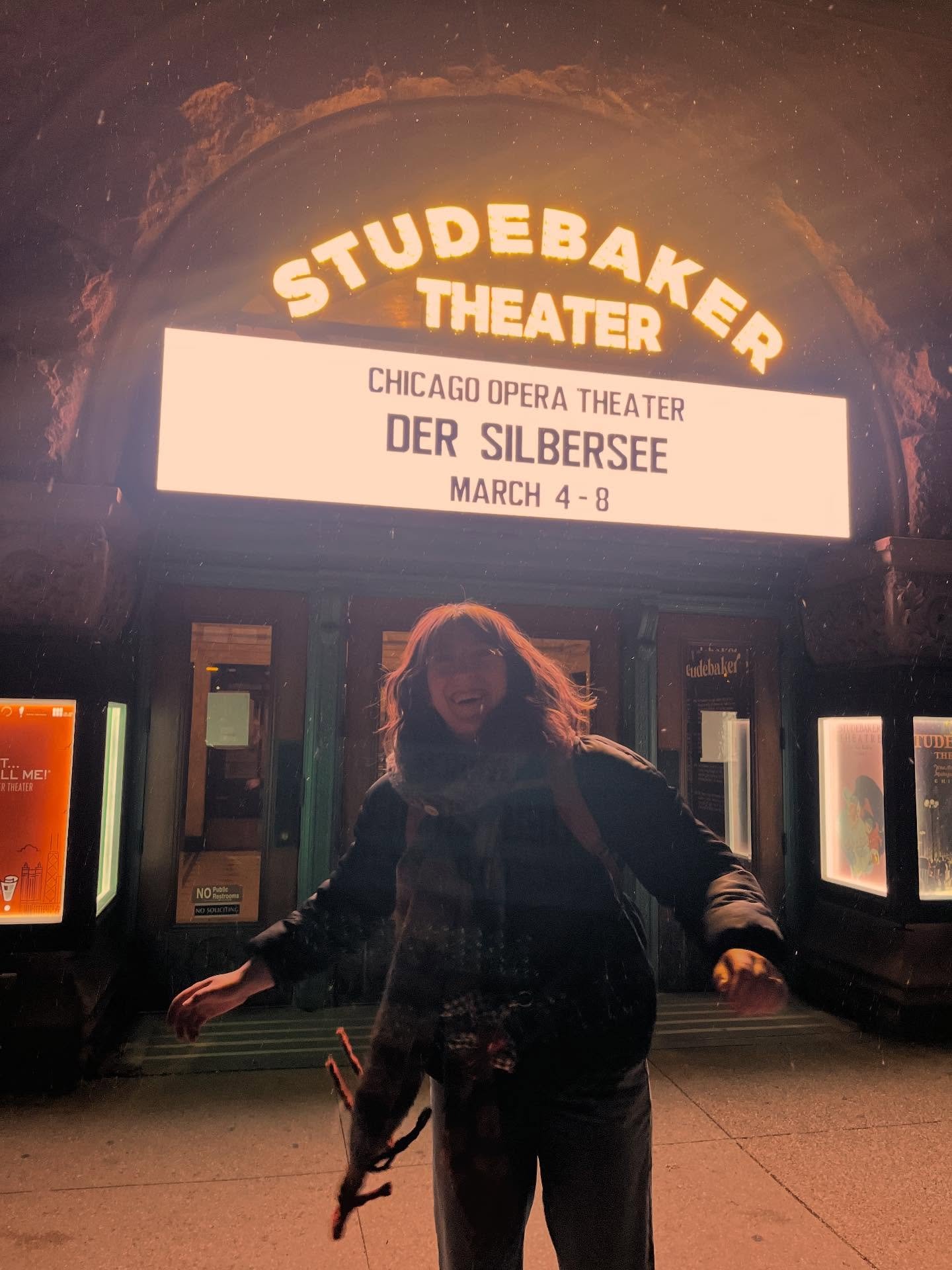 Jumping into Der Silbersee at Chicago Opera Theater next week! Swipe to see the Shopgirl covers shimmy with @erinrosalesmezzo 🍏🍍🍎 It&rsquo;s been fun to learn my first German role with spoken text, and cover @boya_wei who I&rsquo;ve always admired