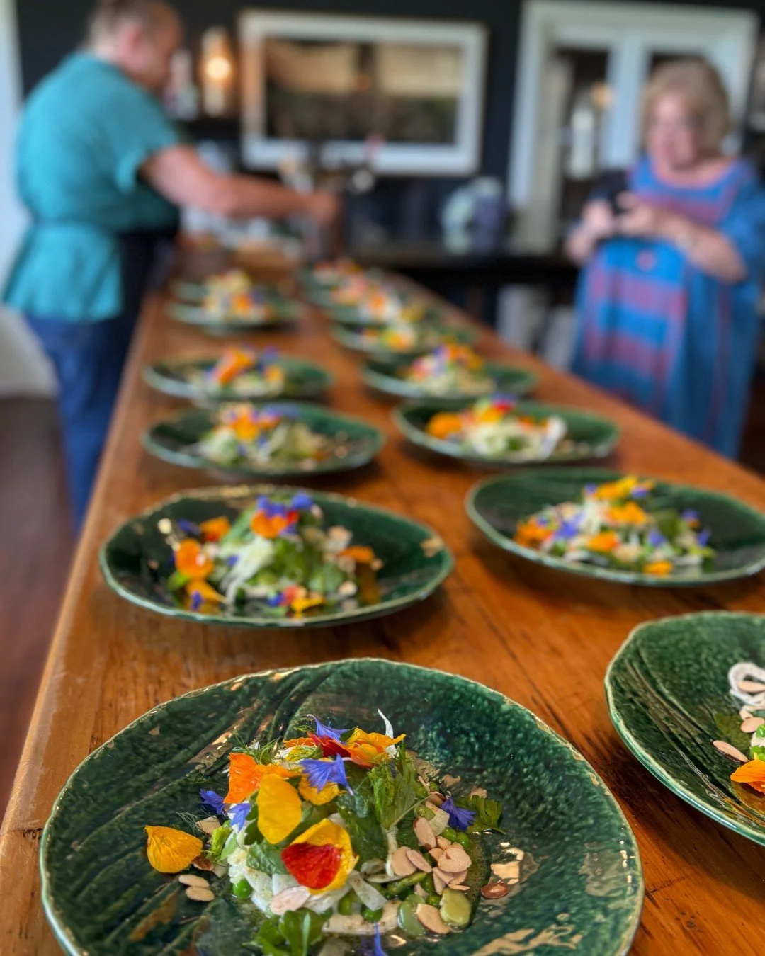 Garden to plate, straight from nature&rsquo;s larder&hellip;

These vibrant salads are created with vegetables, herbs and edible flowers gathered during our Forage &amp; Feast experience &mdash; where guests wander the gardens, explore seasonal flavo
