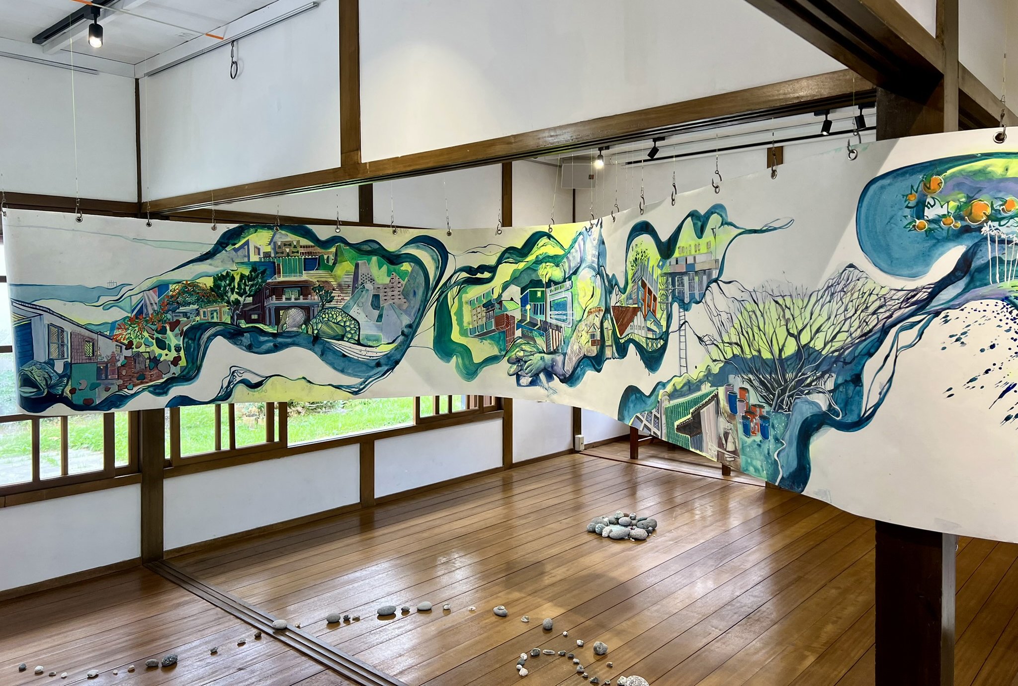 Its amorphic forms and floating vignettes evoke fragmented impressions of the city.