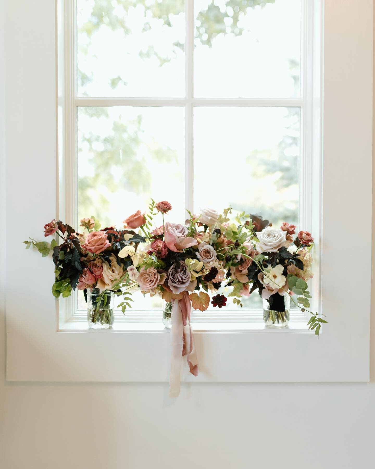 Gorgeous florals on a crisp white backdrop is the perfect metaphor for Michigan at the moment. Spring is here, but so is snow 

〰️
photos: @photographyalik 
florals: @studiowildefloral 

&bull;
&bull;
&bull;
&bull;
&bull;
#michiganwedding #michiganwe