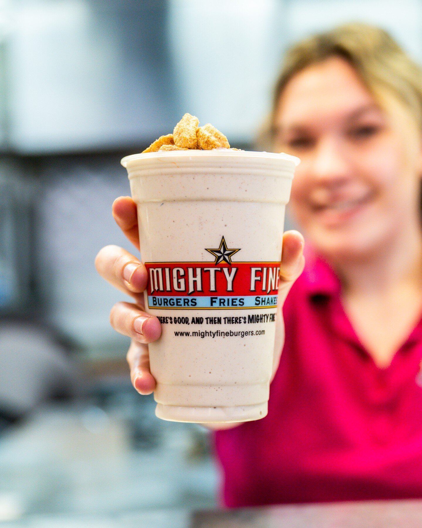 Life's short, 𝙚𝙖𝙩 𝙙𝙚𝙨𝙨𝙚𝙧𝙩 𝙛𝙞𝙧𝙨𝙩. 👏 This month's 𝐂𝐡𝐮𝐫𝐫𝐨 𝐒𝐡𝐚𝐤𝐞, made with Cinnamon @bluebellicecream and Churro Bites is the best way to begin or end any meal! 😋