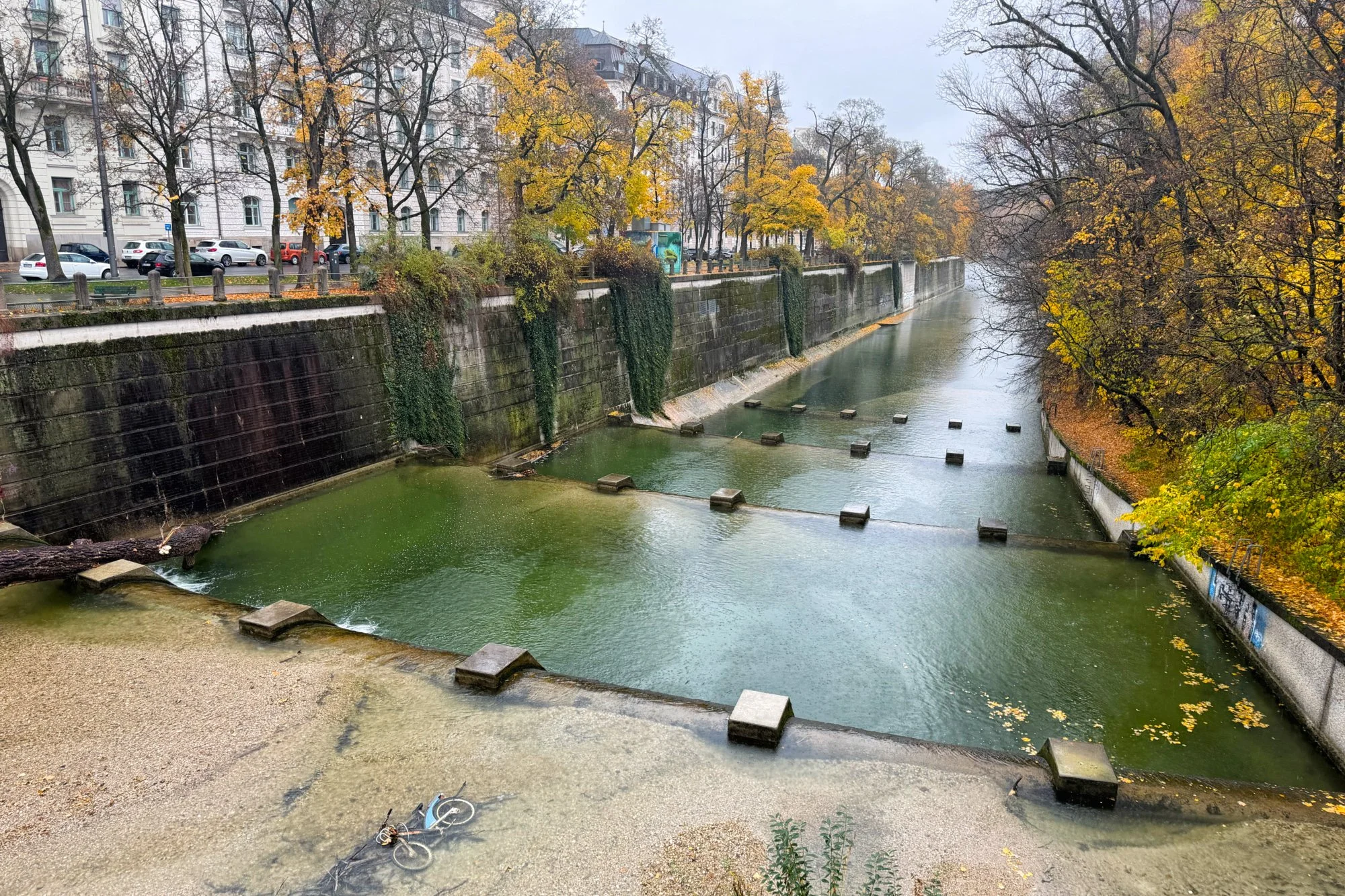 Zwischen Regen und Reflexion – Ein Spaziergang am Maximilianeum