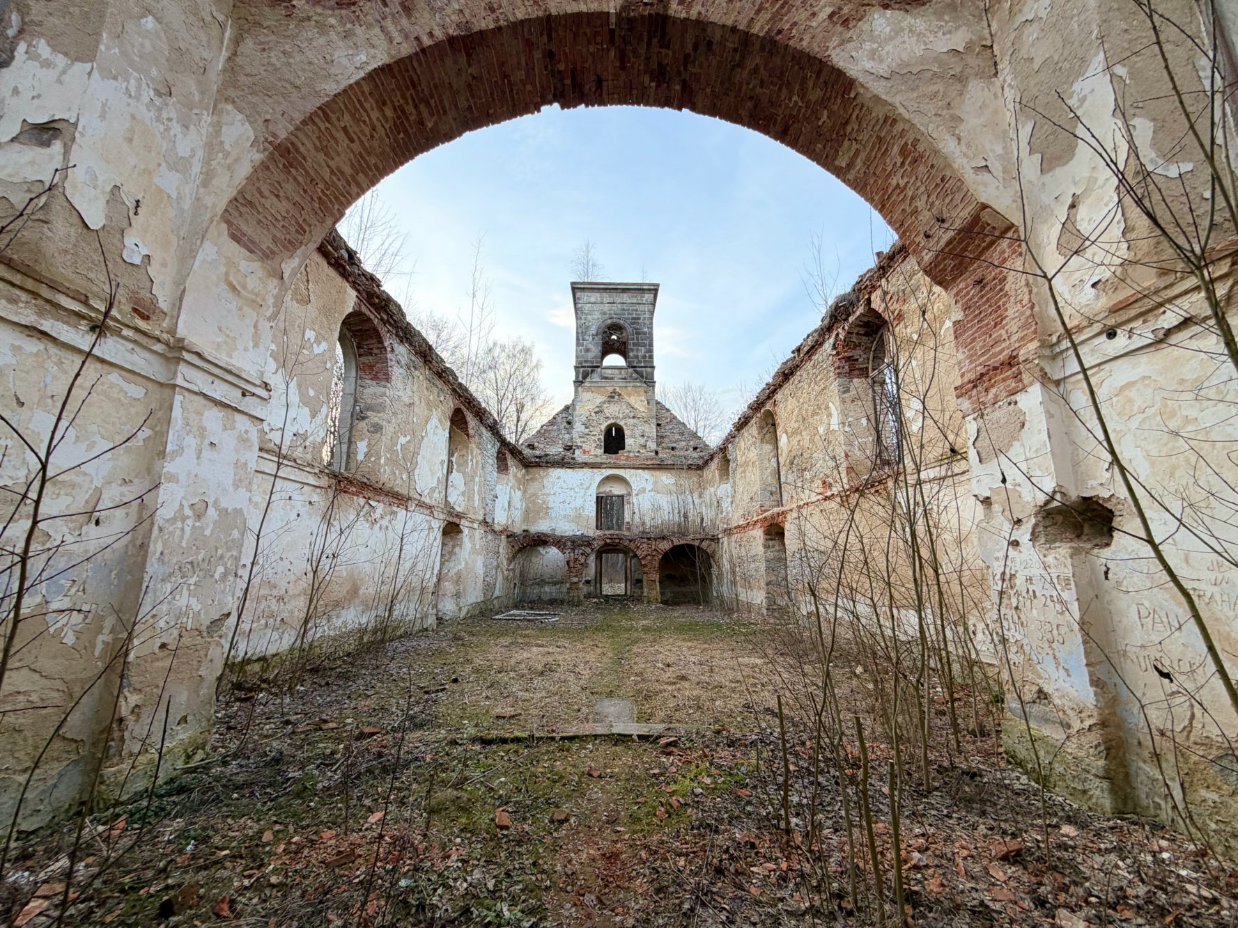 Die verlassene Kirchenruine und der Friedhof