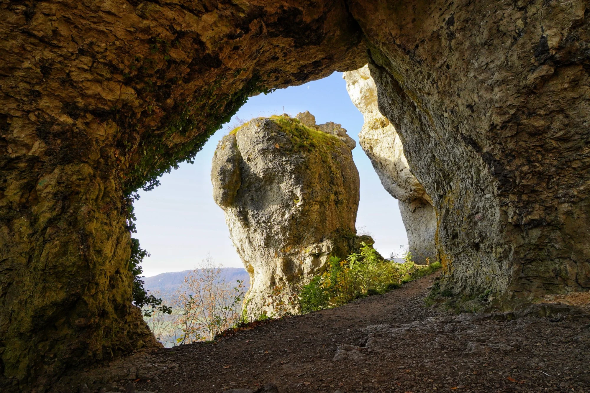 Tor zur anderen Welt – Felsenhöhle mit Blick auf den „Kopf des Riesen“