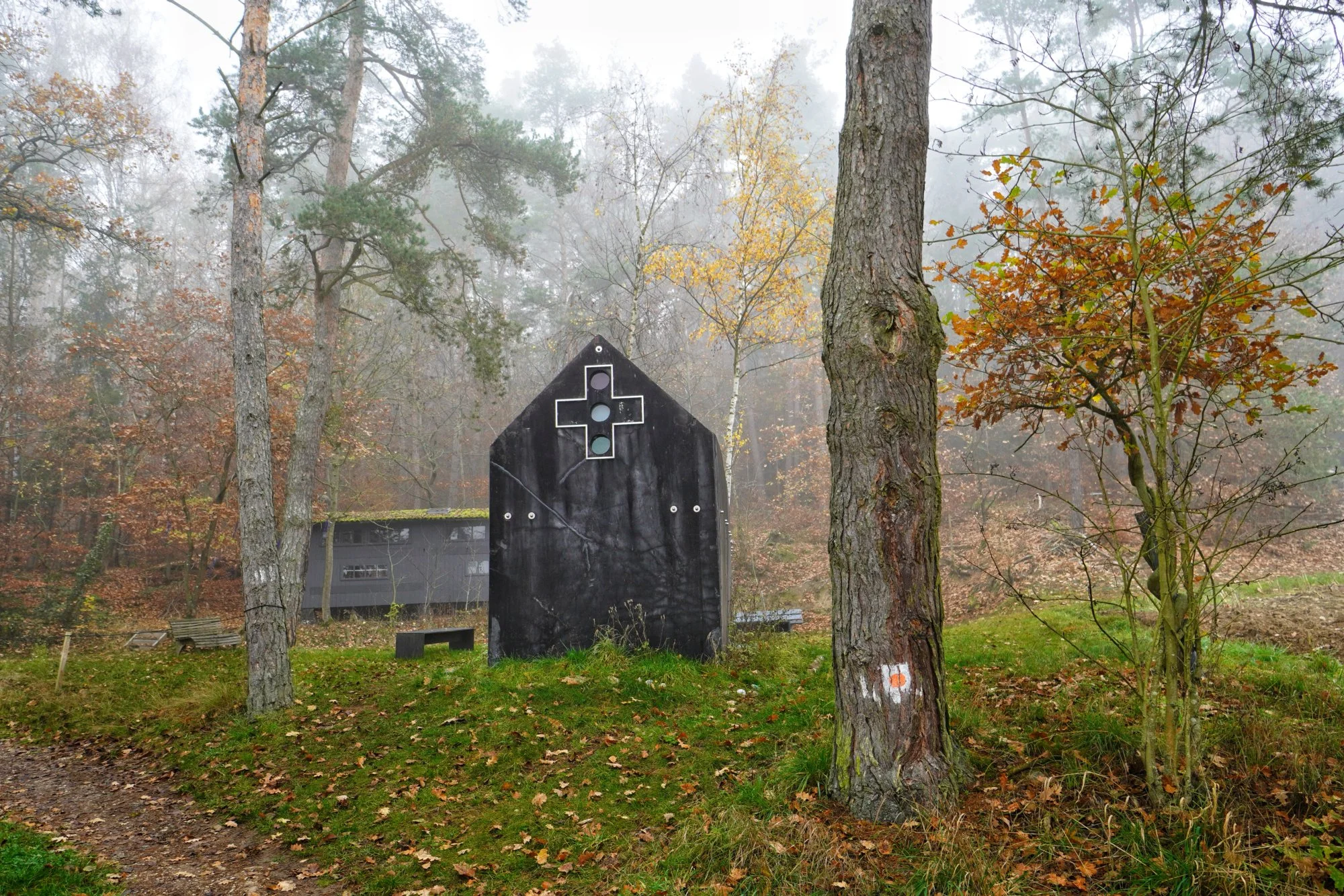 Die Asphaltkapelle – Schwarzes Heiligtum im nebligen Herbstwald