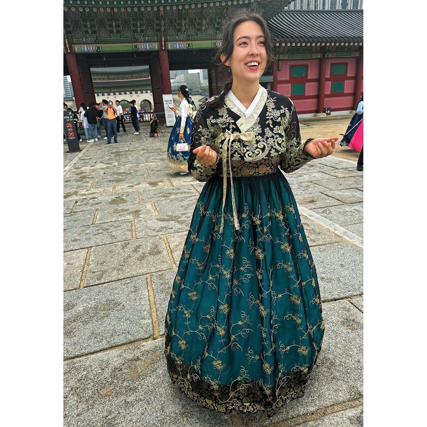 be a tourist, rent a hanbok, walk around a palace in extreme heat 🥵🙌✨