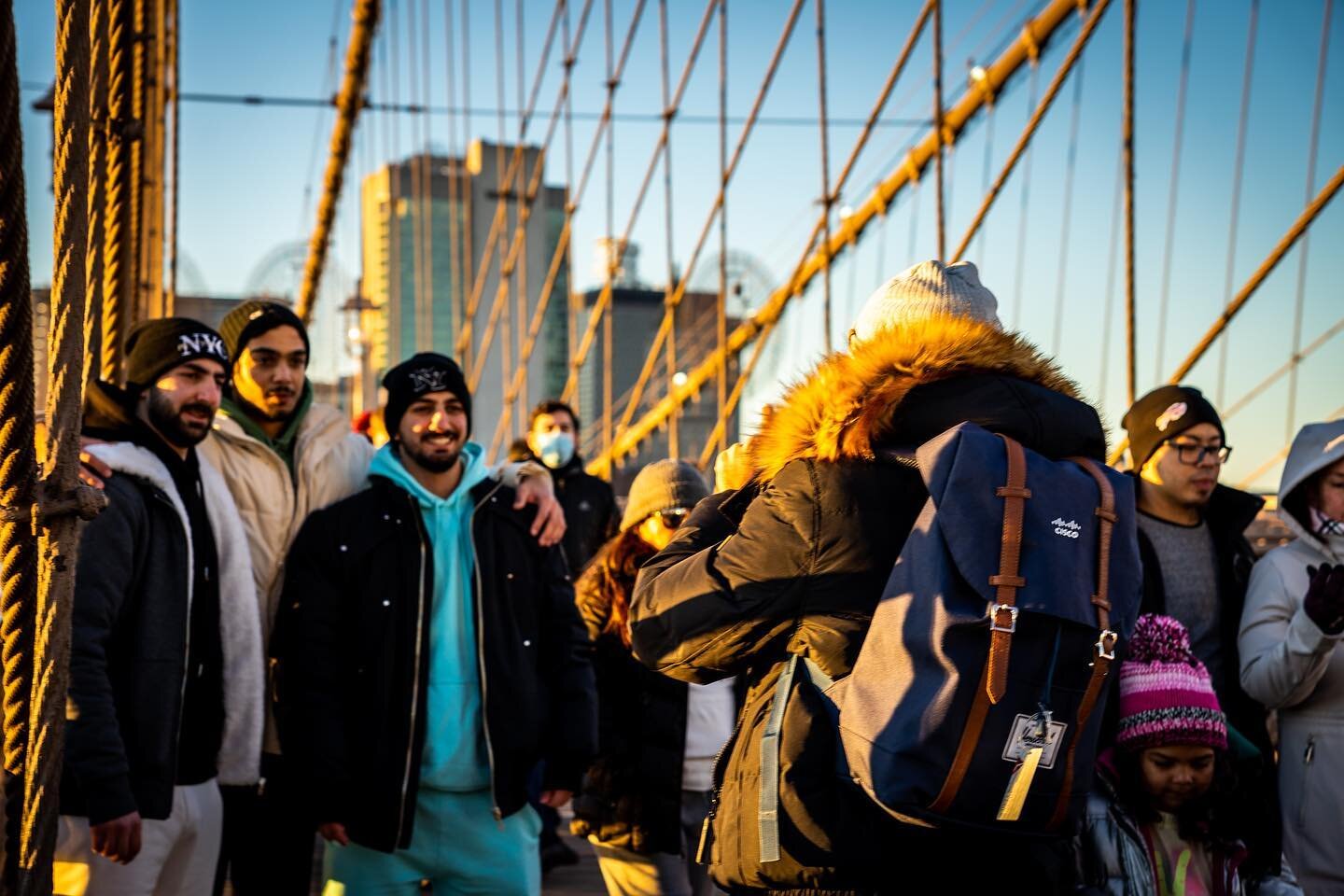 Capturing moments on the Brooklyn Bridge 🤝🤙🏽