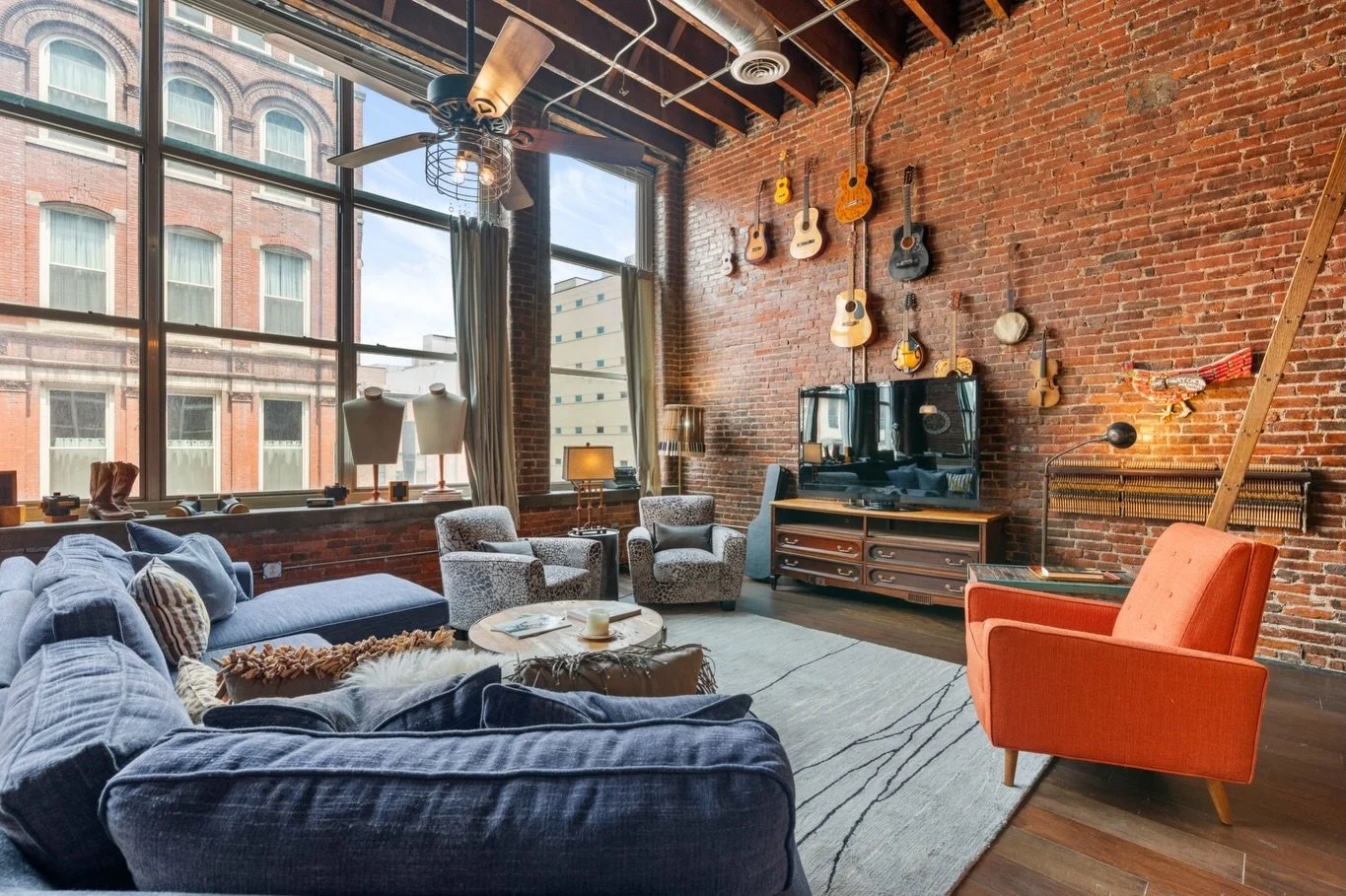 Over 100 years old and right in the heart of downtown Nashville. 💛

One-of-a-kind, 1890s historic loft in the heart of Printer&rsquo;s Alley, one of Nashville&rsquo;s most unique and vibrant entertainment districts! Expansive windows, soaring ceilin