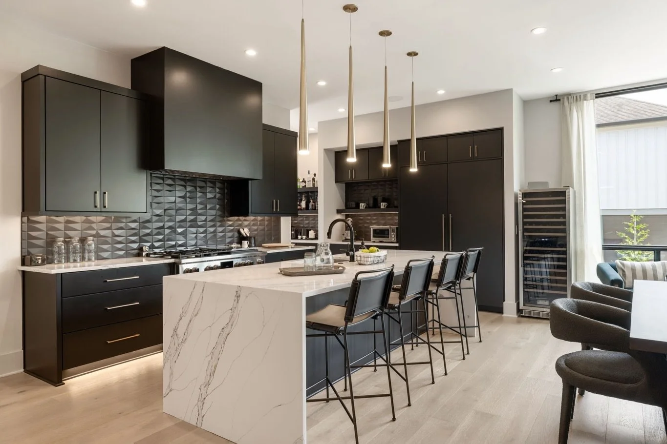 Luxury + walkability = a match made in heaven 😇 10 minute stroll to Bluebird Cafe, the Mall at Green Hills, and all your favorite spots. 

Link in bio for more info; DM me to set up a showing! ✨