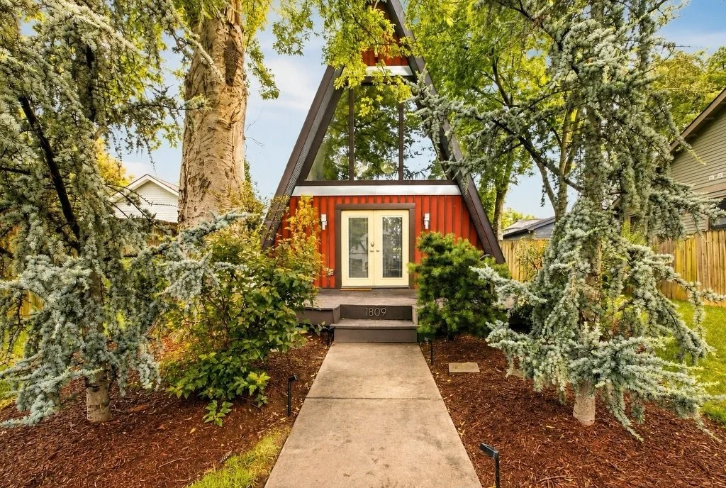 I&rsquo;m a simple girl. Give me an A-Frame and a hot tub in the middle of East Nashville, and I&rsquo;m happy. 🙂&zwj;↕️

The Peace Teepee is a dreamy A-Frame in East Nashville. One Block to Shelby Bottoms, Walk to Five Points. Some homes you buy. T