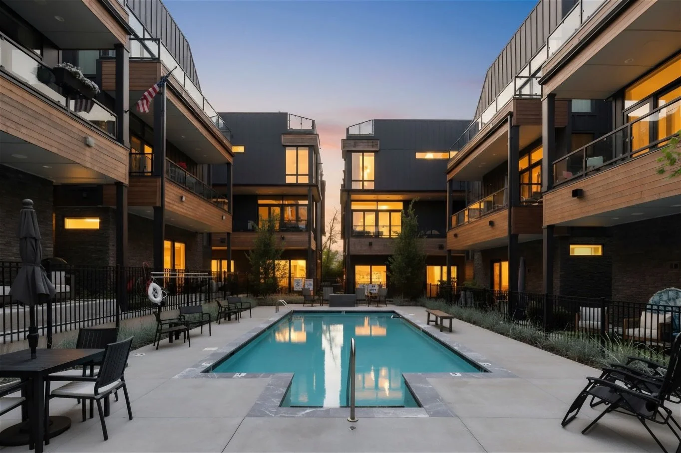 Approx 10 steps from your wet bar to your pool- you&rsquo;ll feel like you&rsquo;re at a resort without even leaving your house 🤩 and a $25k price improvement makes it even sweeter! Link in my bio for more info; DM me for showings!