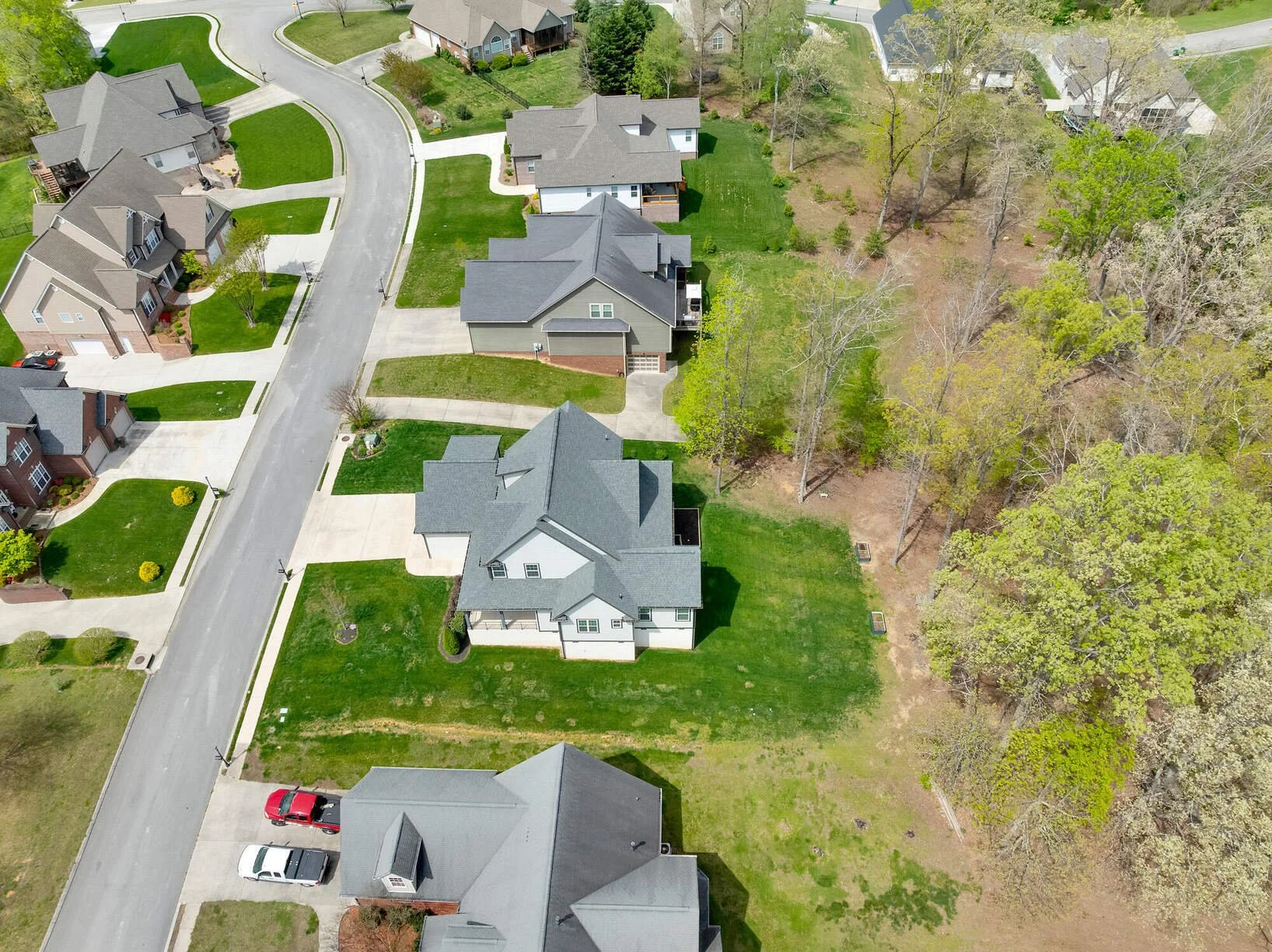 Aerial view of 555 Kashaya Lane and its 0.49-acre lot in Lennox Pointe, Soddy Daisy