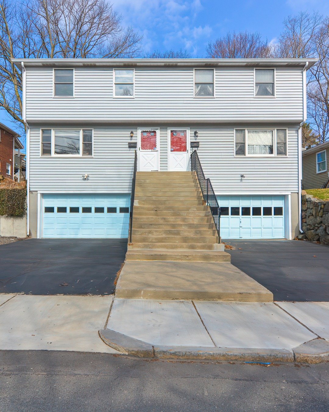 ✨Just Listed! 
📍75 Columbus Avenue - Unit 75
Waltham, MA

Charming 2-bedroom, 1.5-bath townhouse with an impressive attached two-car garage and Central A/C. Ideally located just steps from the Mass Central Rail Trail and minutes from Main Street's v
