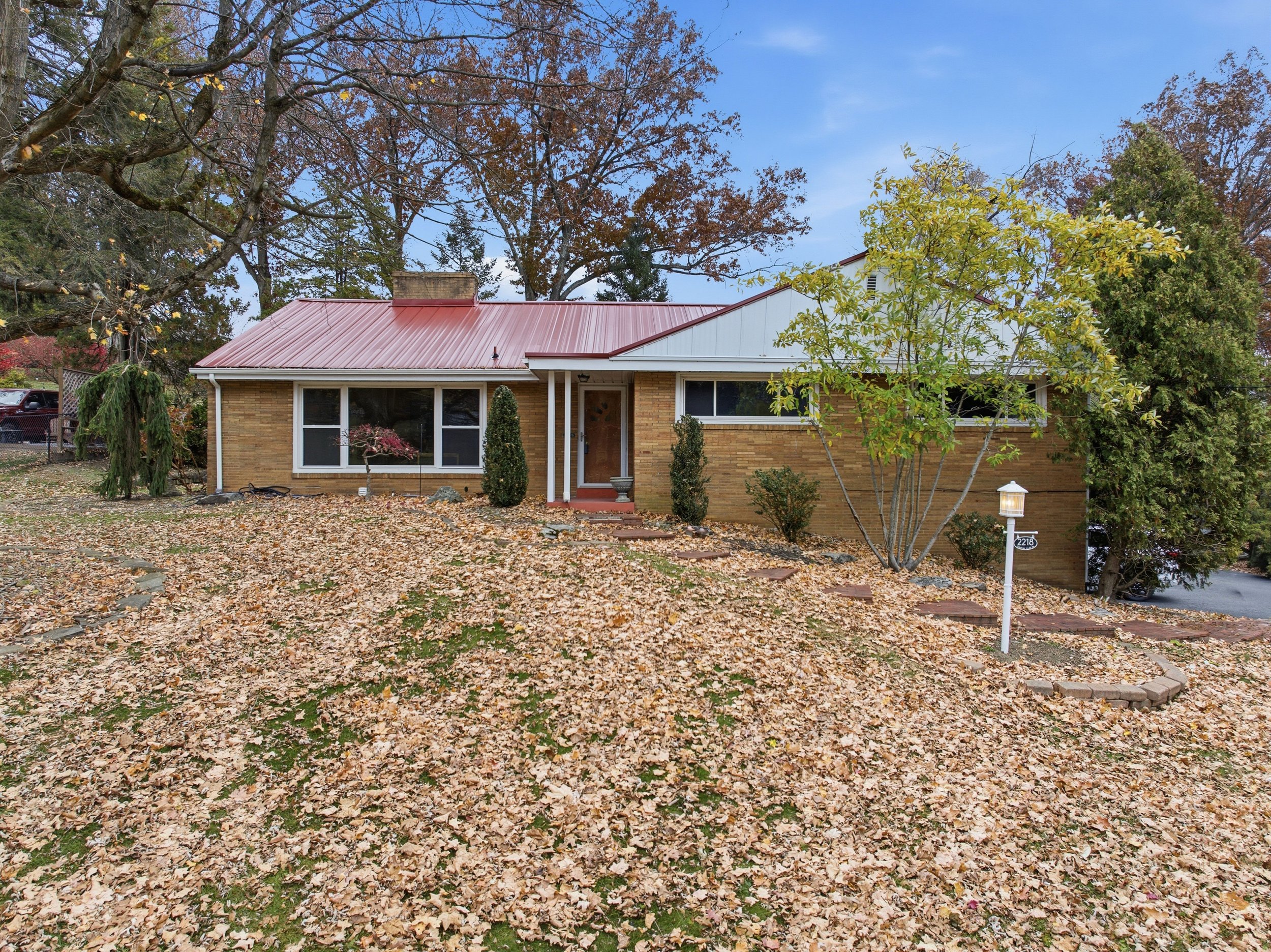 2218 Country Club Dr, Upper St Clair, PA 15241