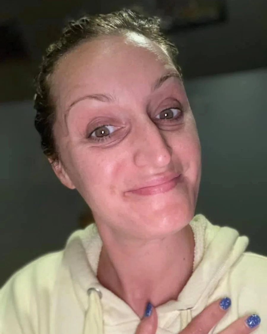 That full moon 🌕 energy woke me up at 2:30 this morning. I went downstairs with Bella, and made myself some hot water with lemon and Himalayan Pink Salt because I was already hungry. 😳⁣
⁣
I popped in my headphones and laid with my eyes closed liste