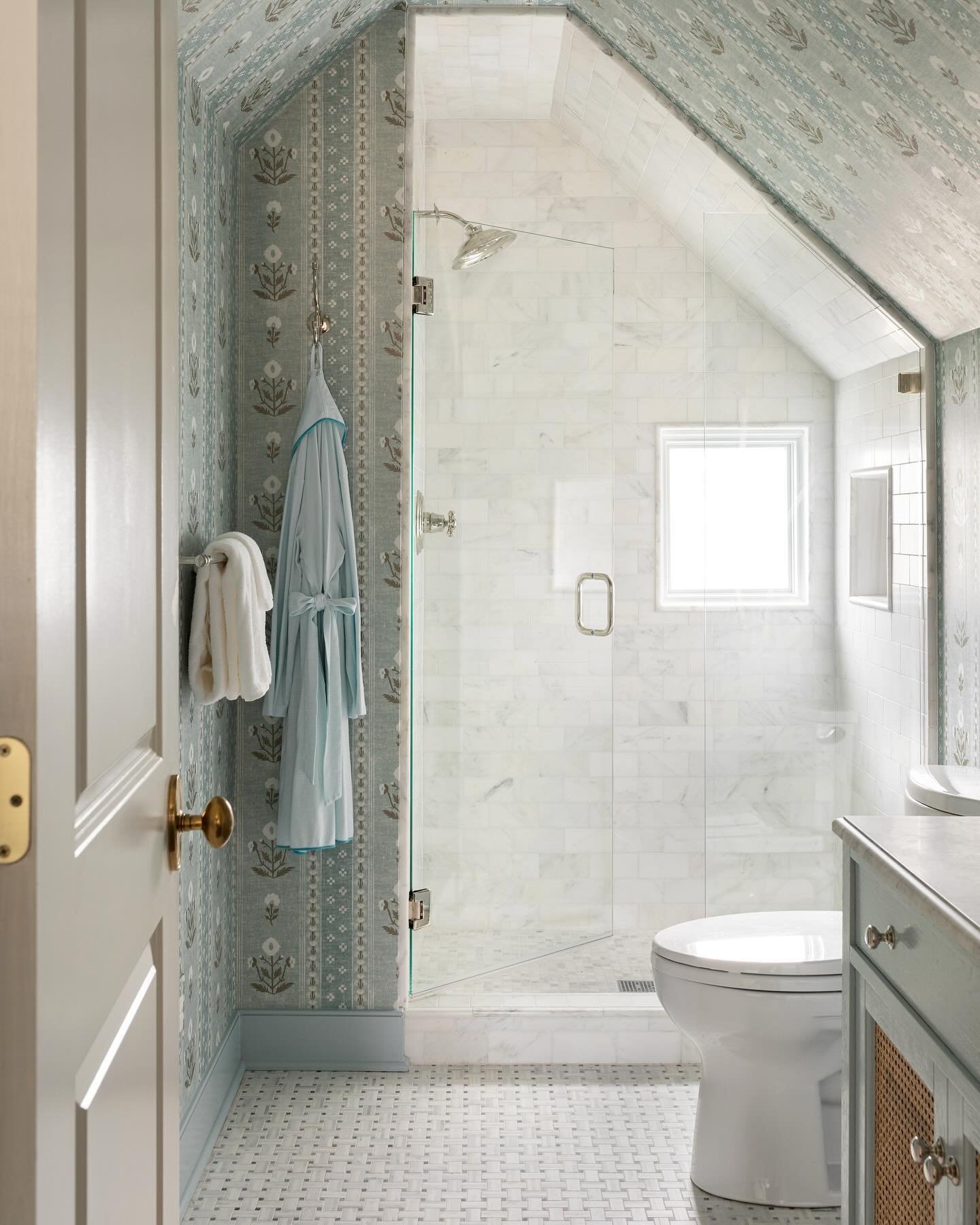 The sweetest baby blue bathroom (and a striped @lakepajamas robe to match) 💙
Photography &ndash; @carolinesharpnack 
Design &ndash; @catherine.branstetter