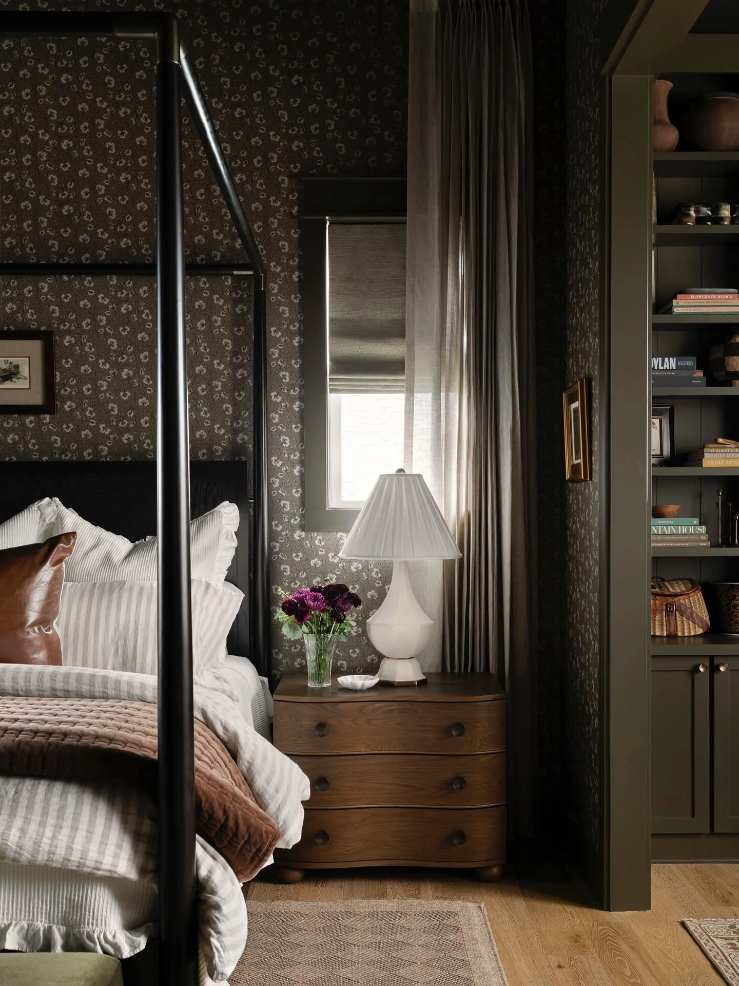 A primary suite that&rsquo;s giving all the cozy, moody, fall feels 🍂
Photography &ndash; @carolinesharpnack 
Interior Design &ndash; @laurenashleyelder