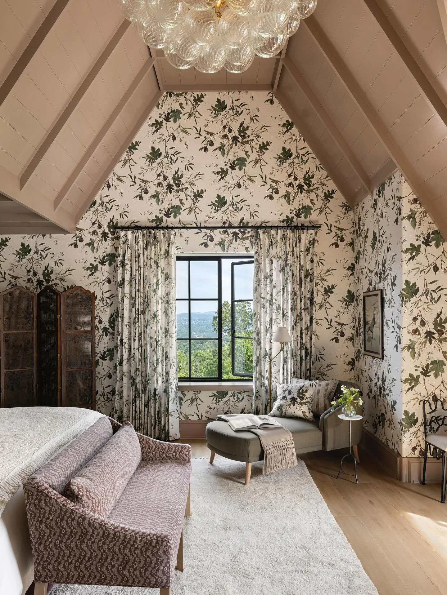 In honor of @wellxdesign being featured in the Fall/Winter At Home issue of @nashvillelifestyles, here are a few photos of what I *think* is my personal favorite room in her home (but honestly it&rsquo;s really hard to choose). The view of the greenh