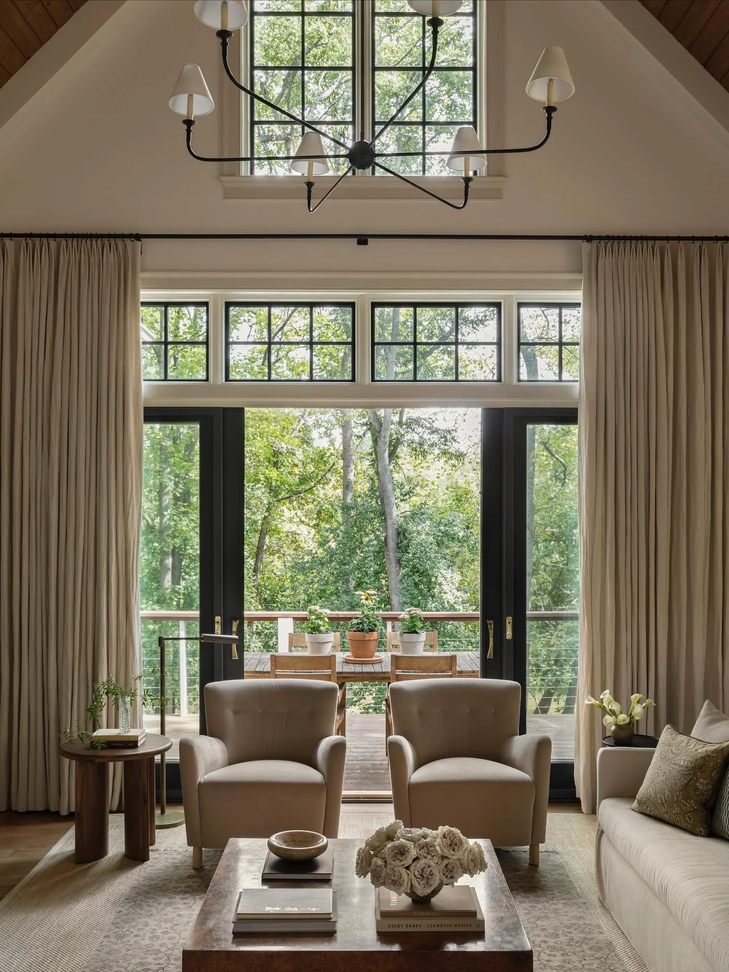 Warm &amp; cozy treehouse vibes at @lillytaylorinteriors home 🌳 I always feel a sense of calm when I walk through the front door into this view. 
Photography &ndash; @carolinesharpnack 
Interior design &ndash; @lillytaylorinteriors