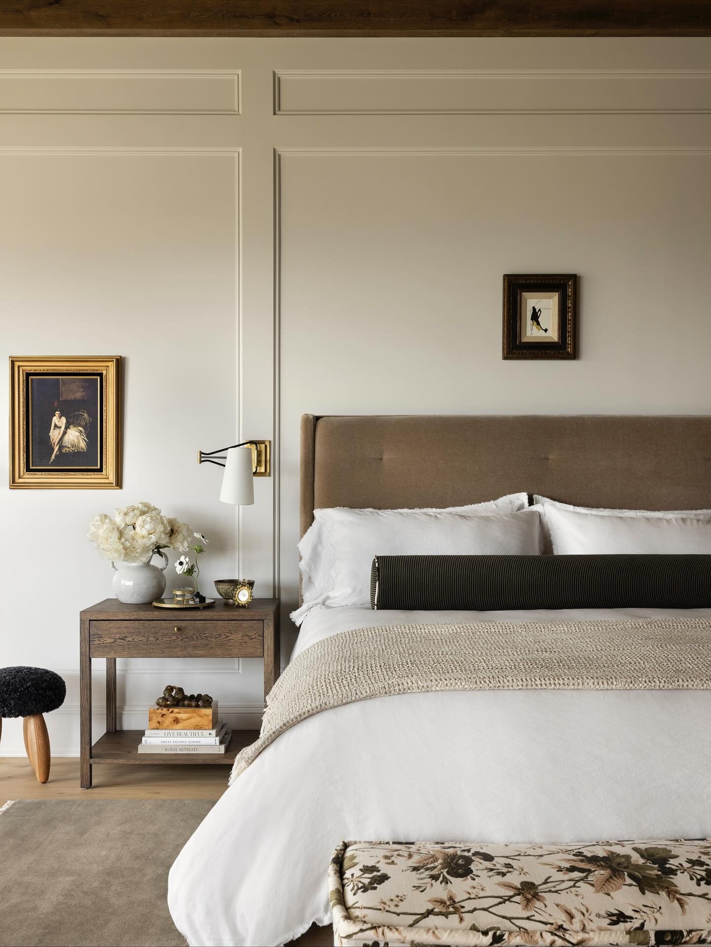 Snow in the forecast 🤝🏼 coziest bedroom
Photography &ndash; @carolinesharpnack 
Interior design &ndash; @wellxdesign 
Architect &ndash; @brooksandfalotico 
Stylist &ndash; @francesfinds