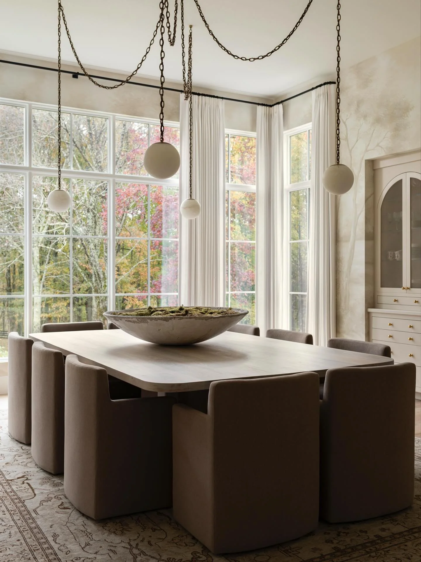 The dining room in this home literally stopped me in my tracks &ndash; entertaining perfection with the most thoughtful details (and the prettiest views)
Photography &ndash; @carolinesharpnack 
Architect &ndash; @sailerdesign 
Interior Design &ndash;